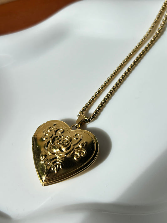 Collar relicario flor