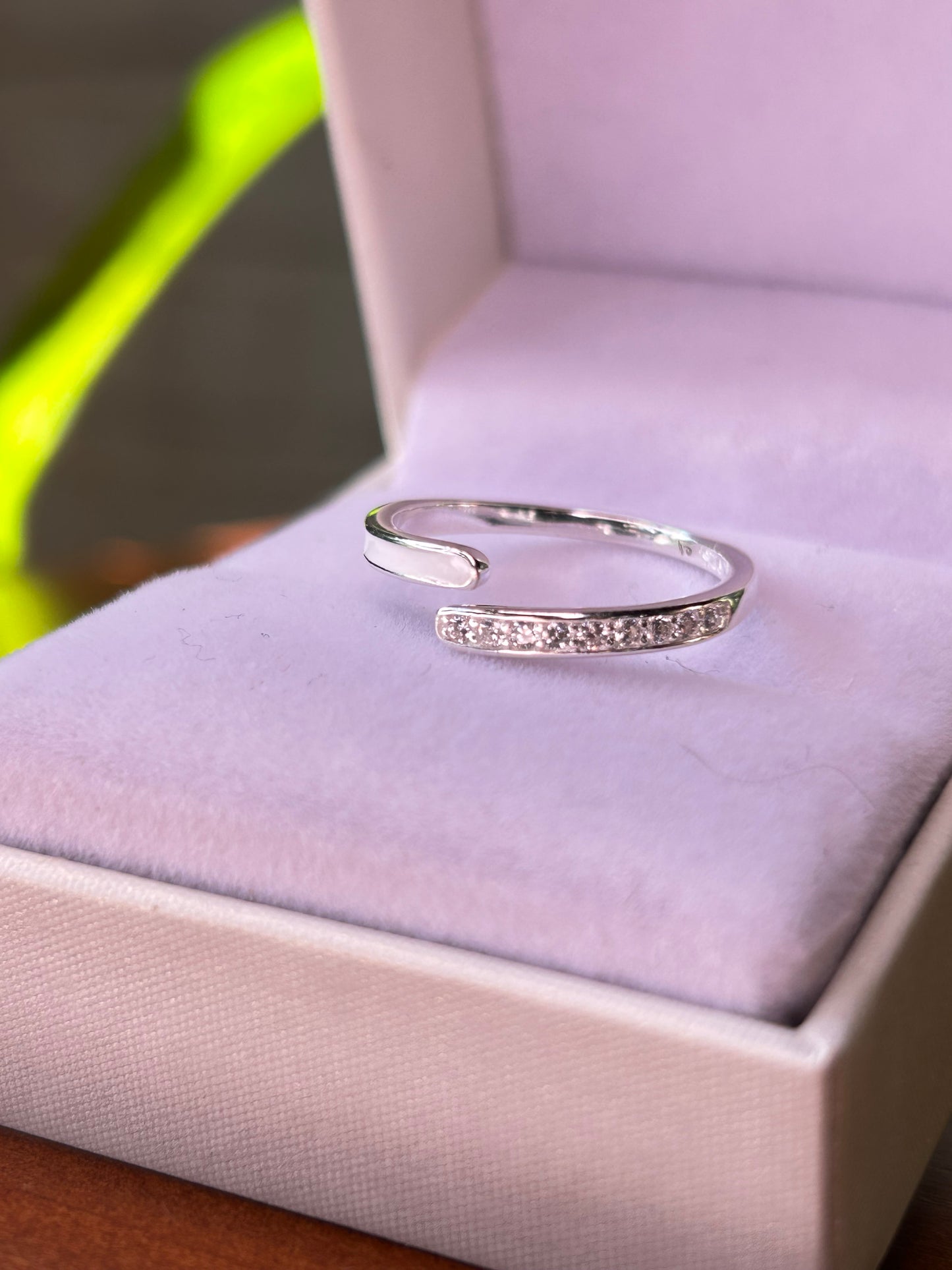 Anillo resina y circonias