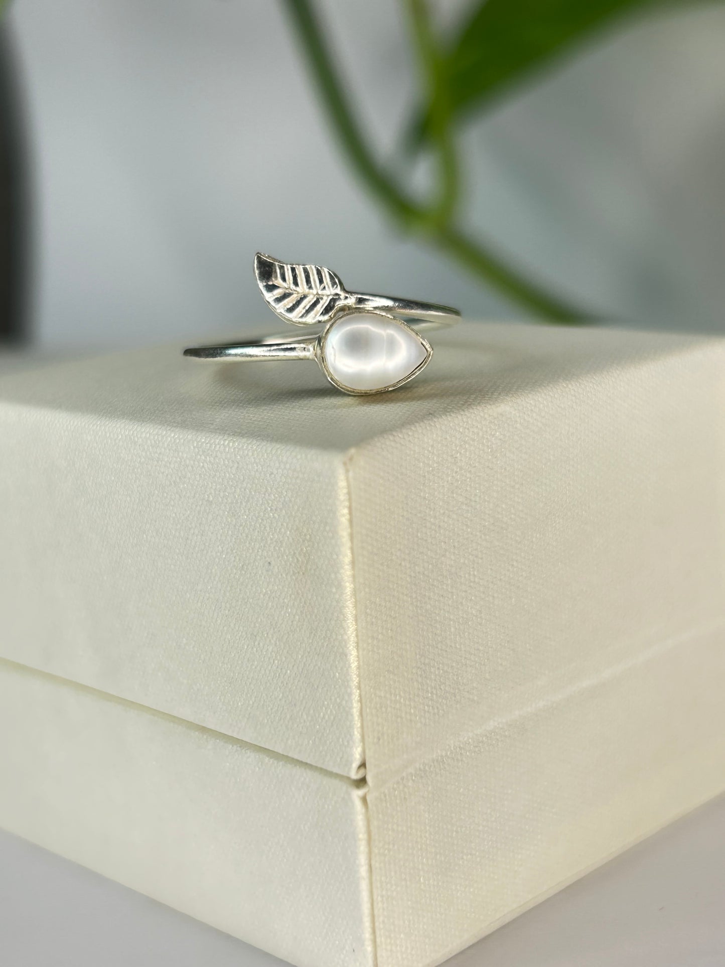 Anillo hojita con madre perla