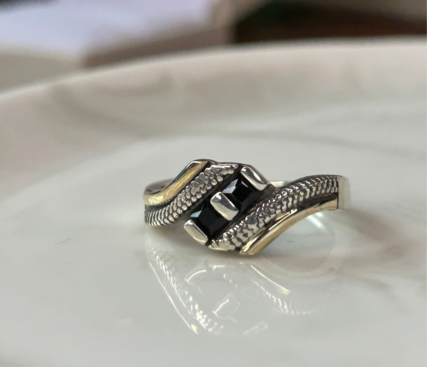 Anillo circonias negras