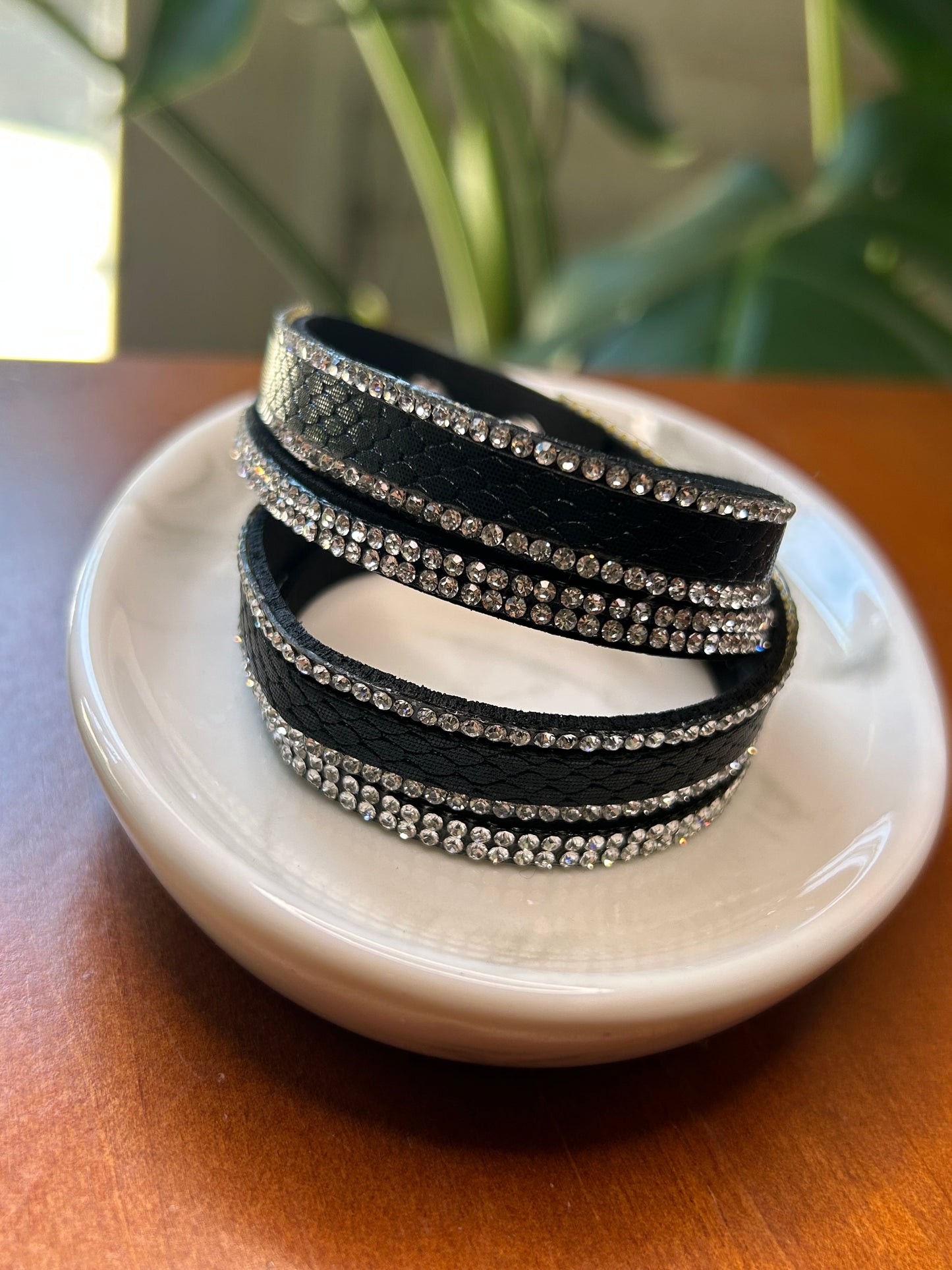 Pulsera símil cuero strass