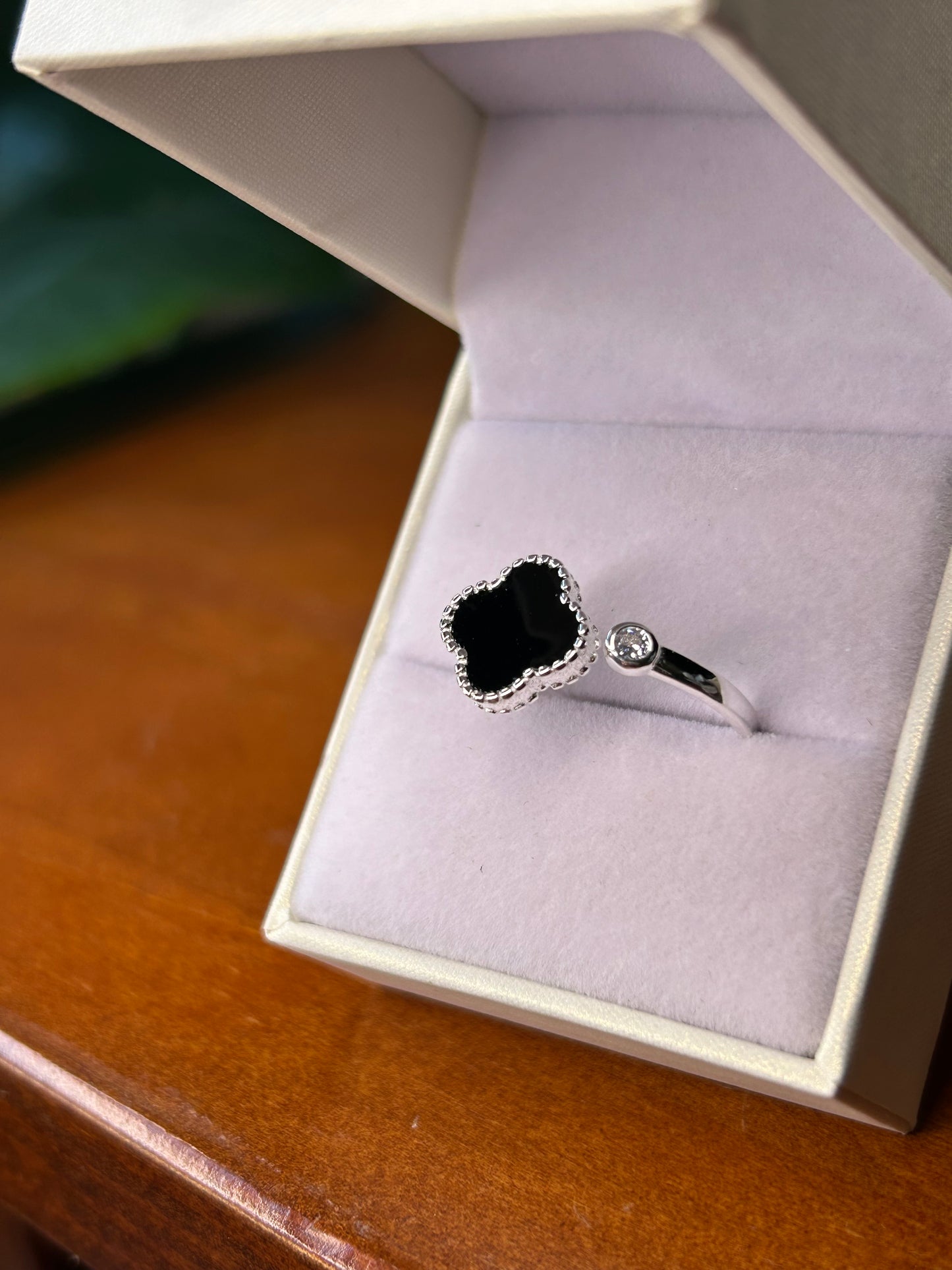 Anillo flor resina negro