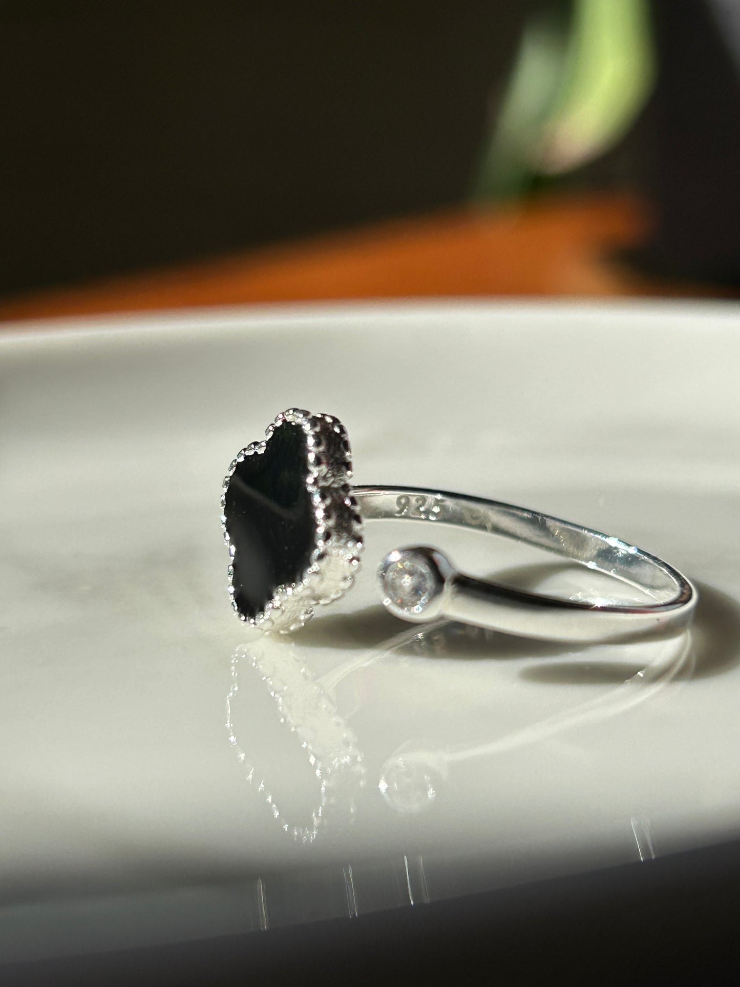 Anillo flor resina negro
