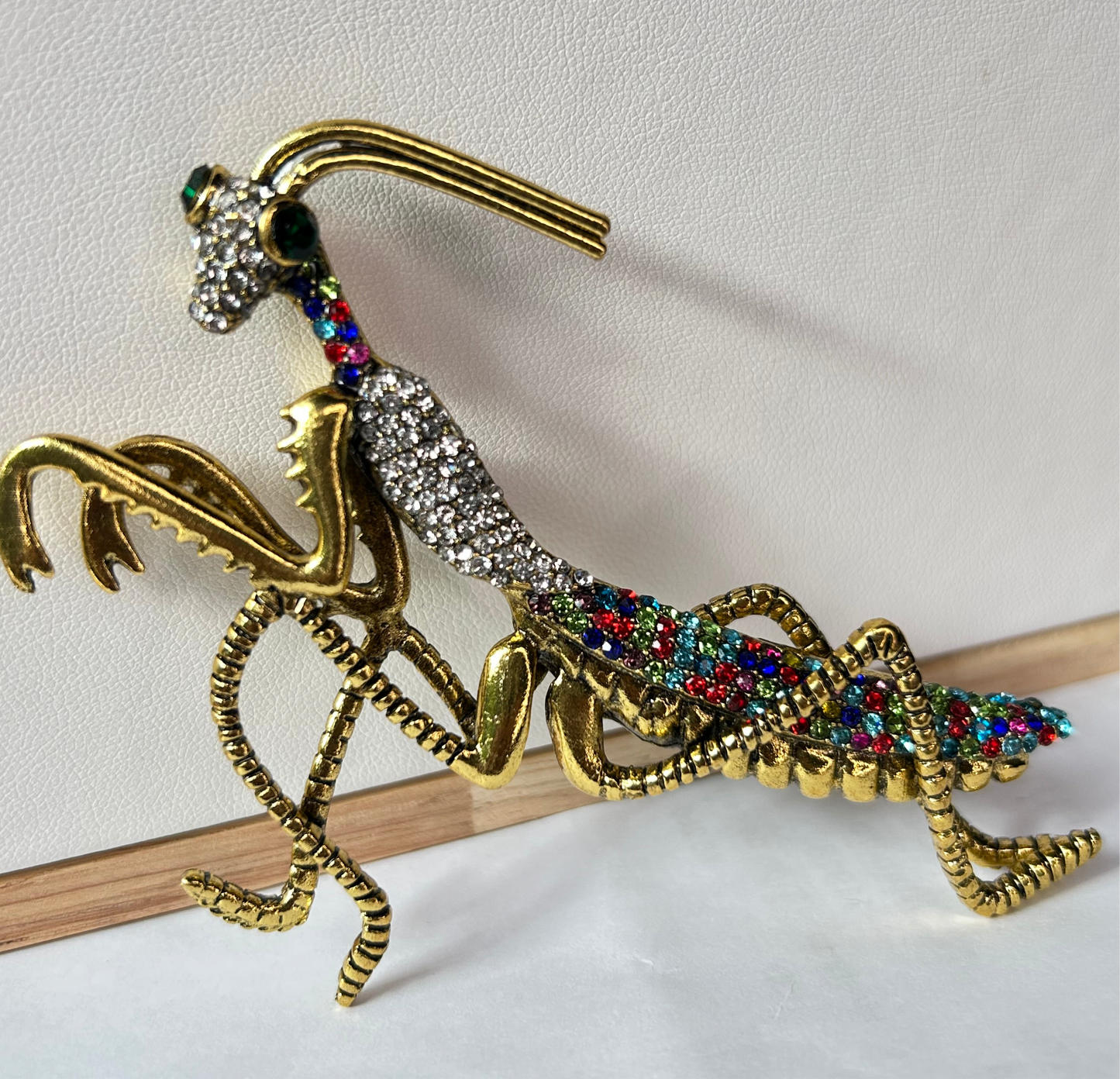 Prendedor mantis bronce