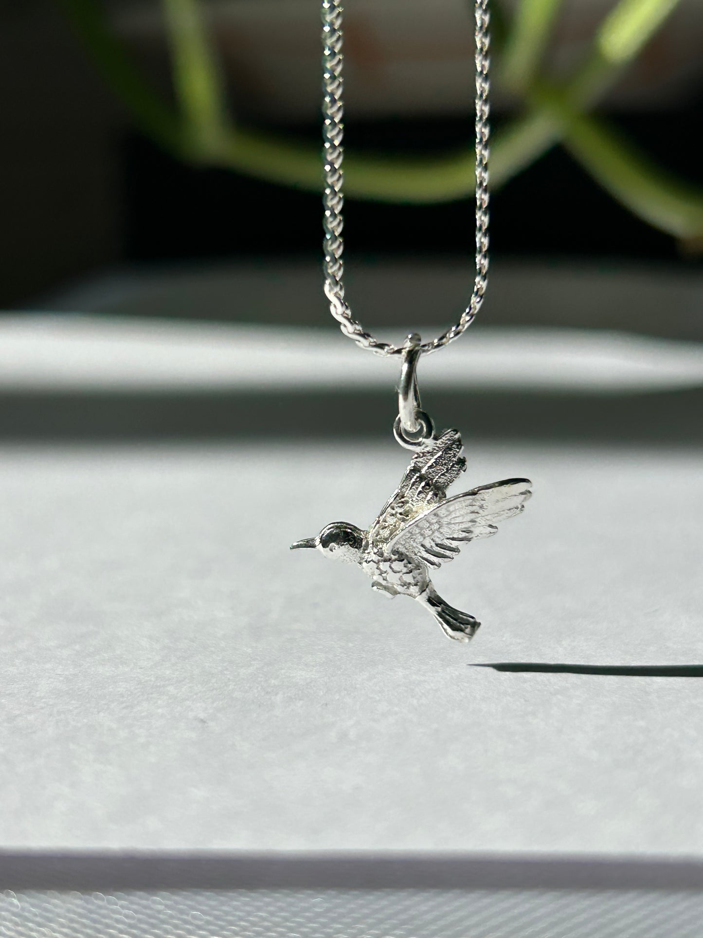 Dije colibrí relieve