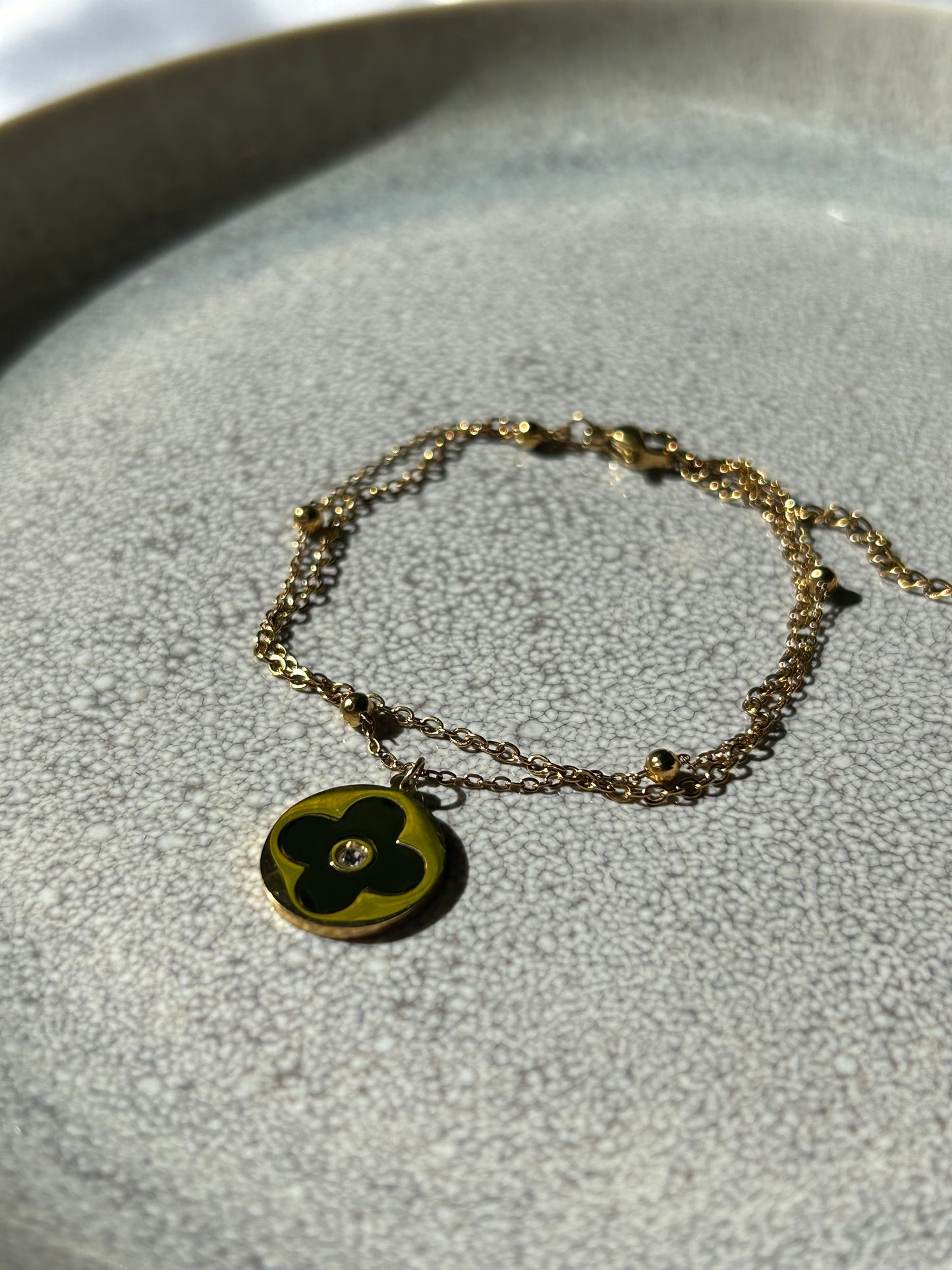 Pulsera doble bolitas y flor negra