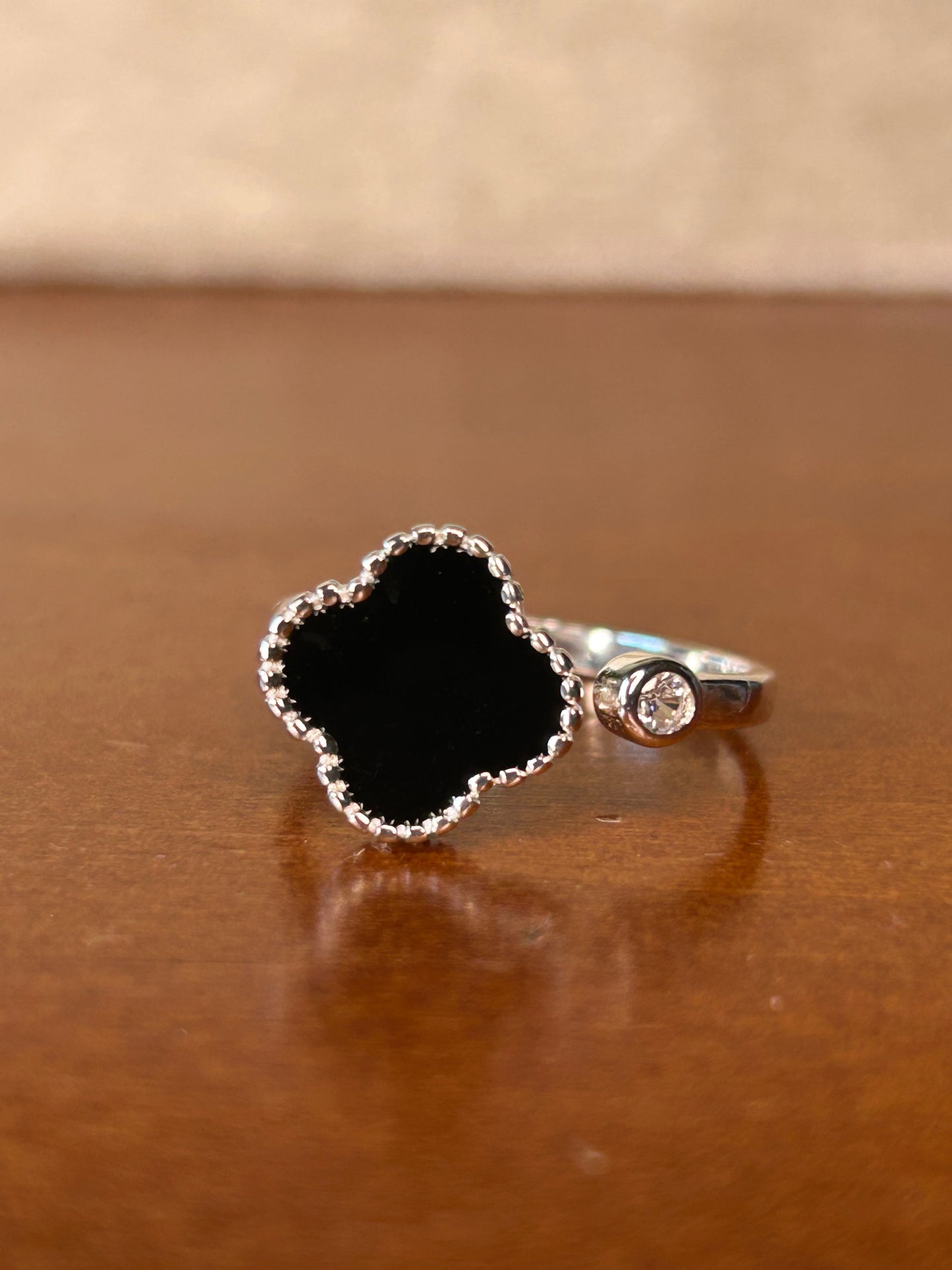 Anillo flor resina negro
