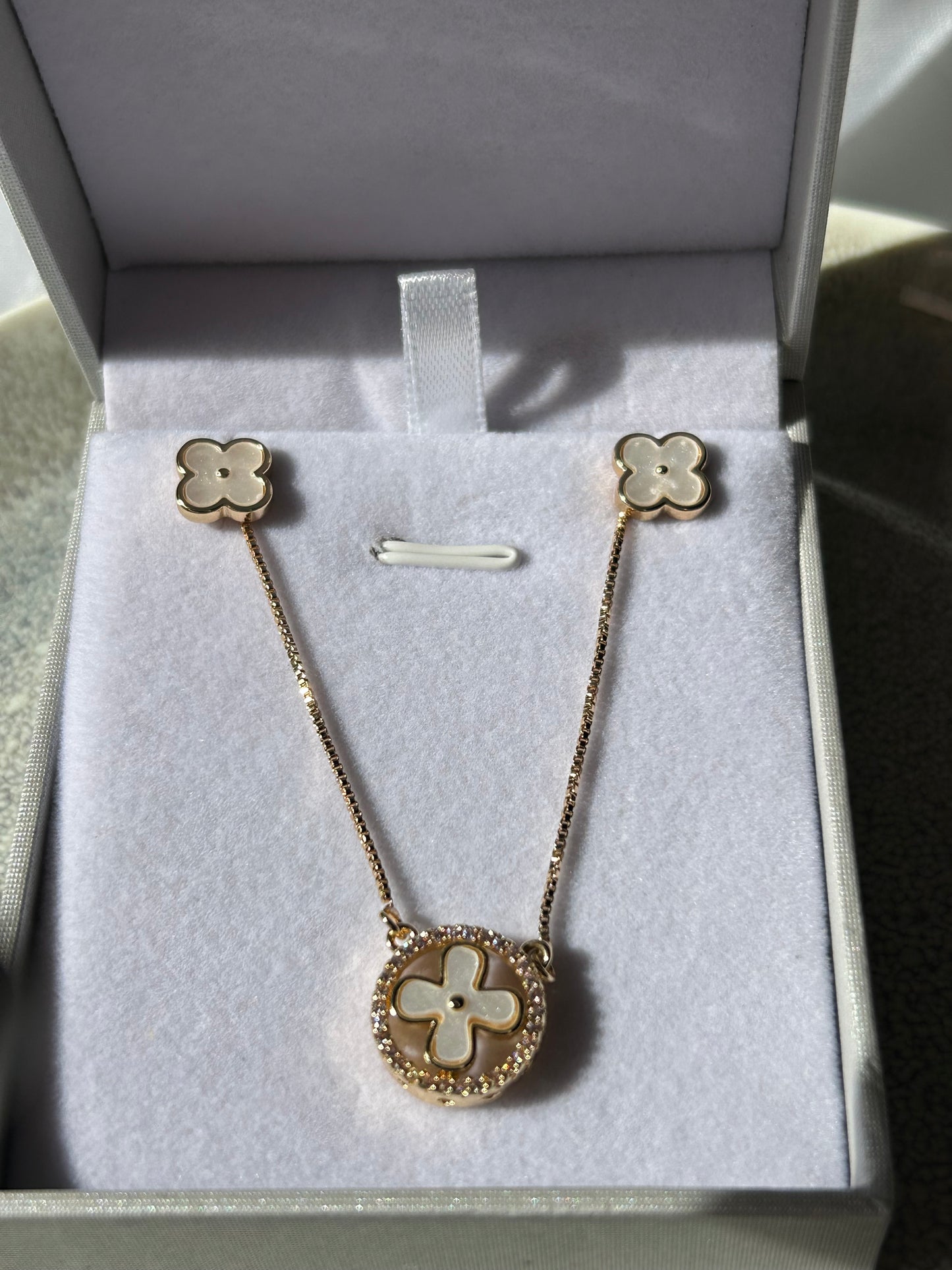 Conjunto Flor estilo VC dorado