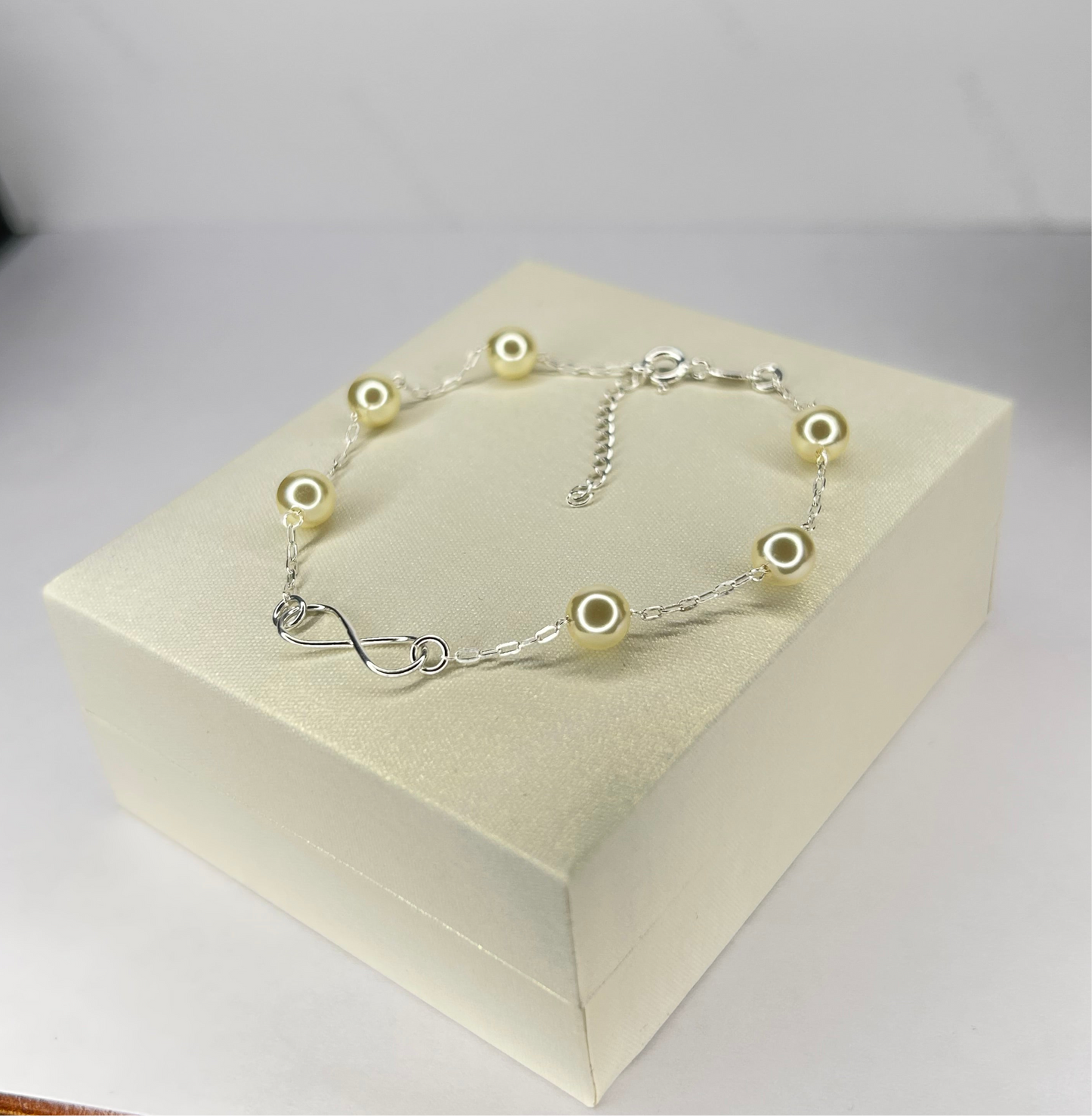 Pulsera perlas e infinito