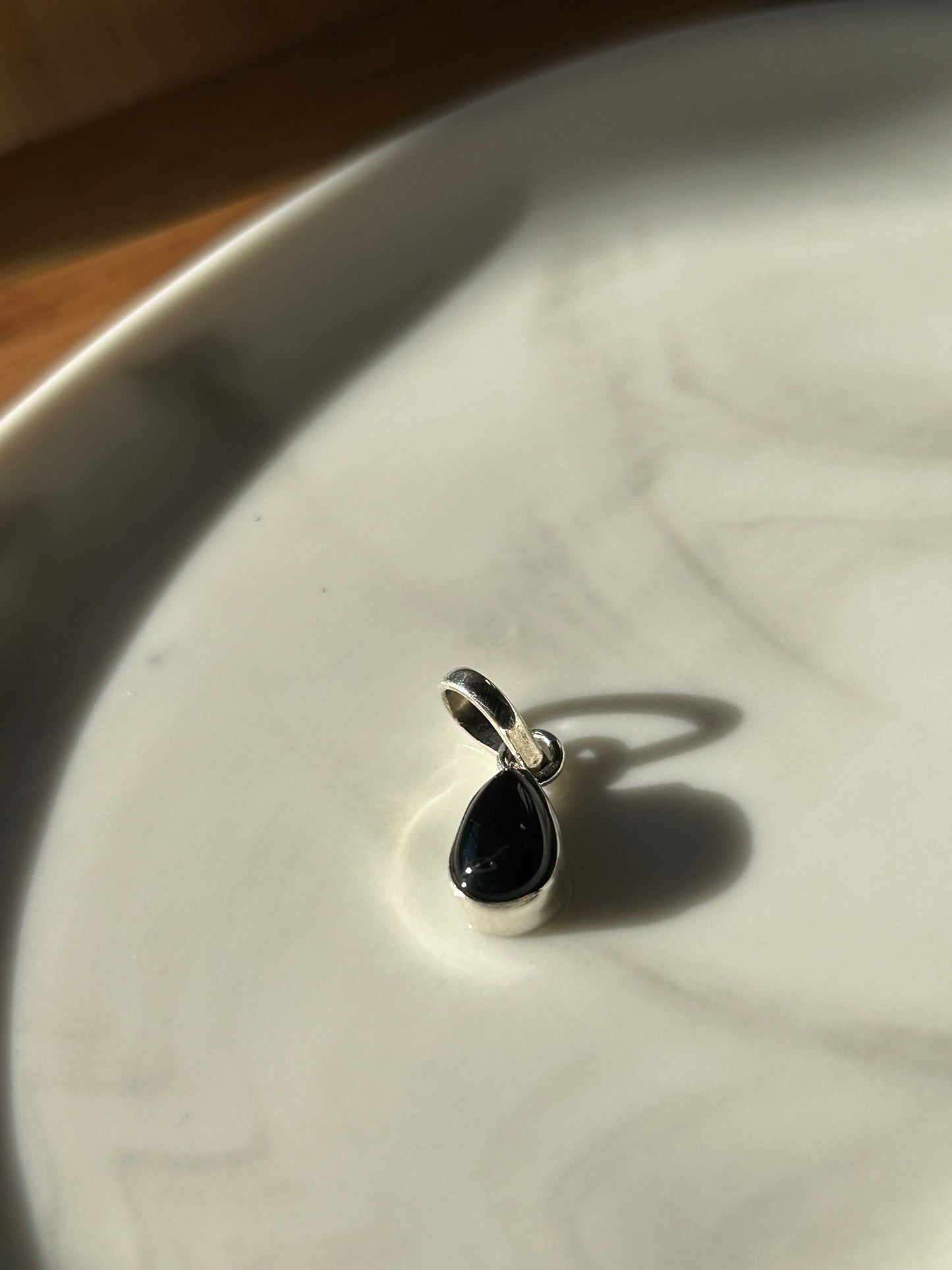 Dije ónix gota