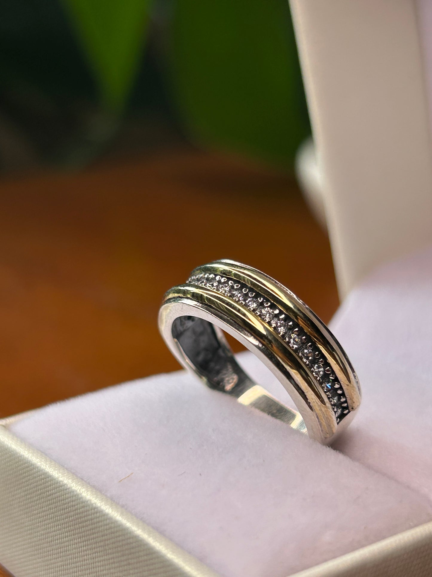 Anillo fila de circonias