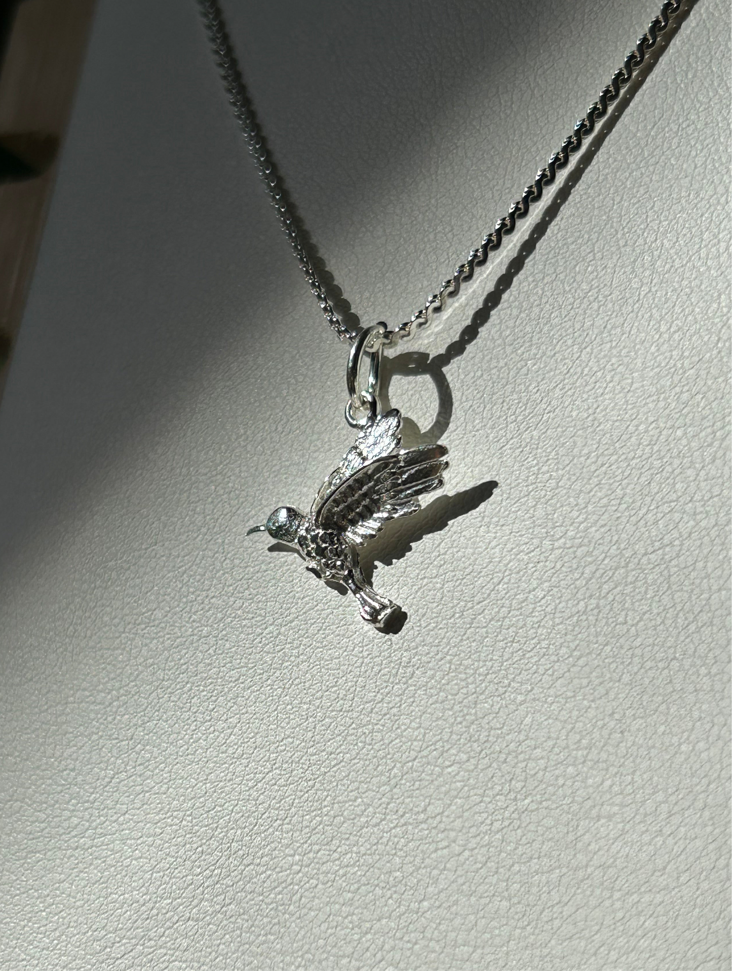 Dije colibrí relieve