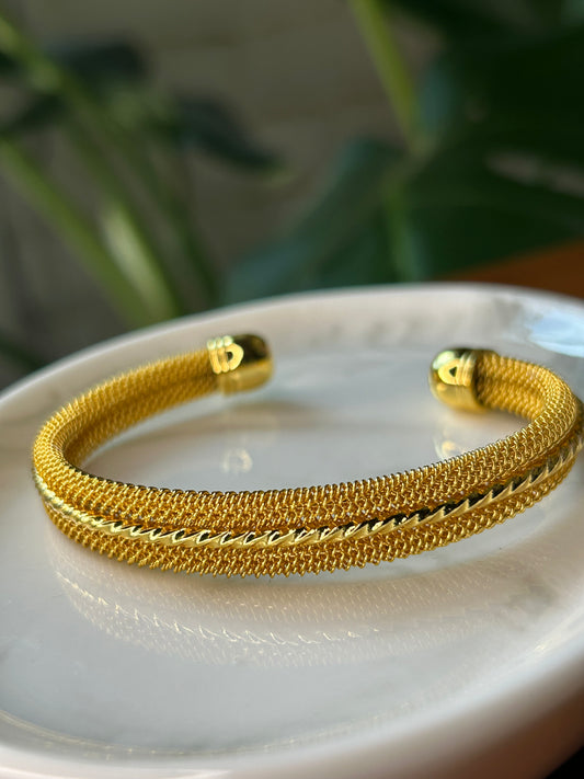 Pulsera esclava dorada relieve