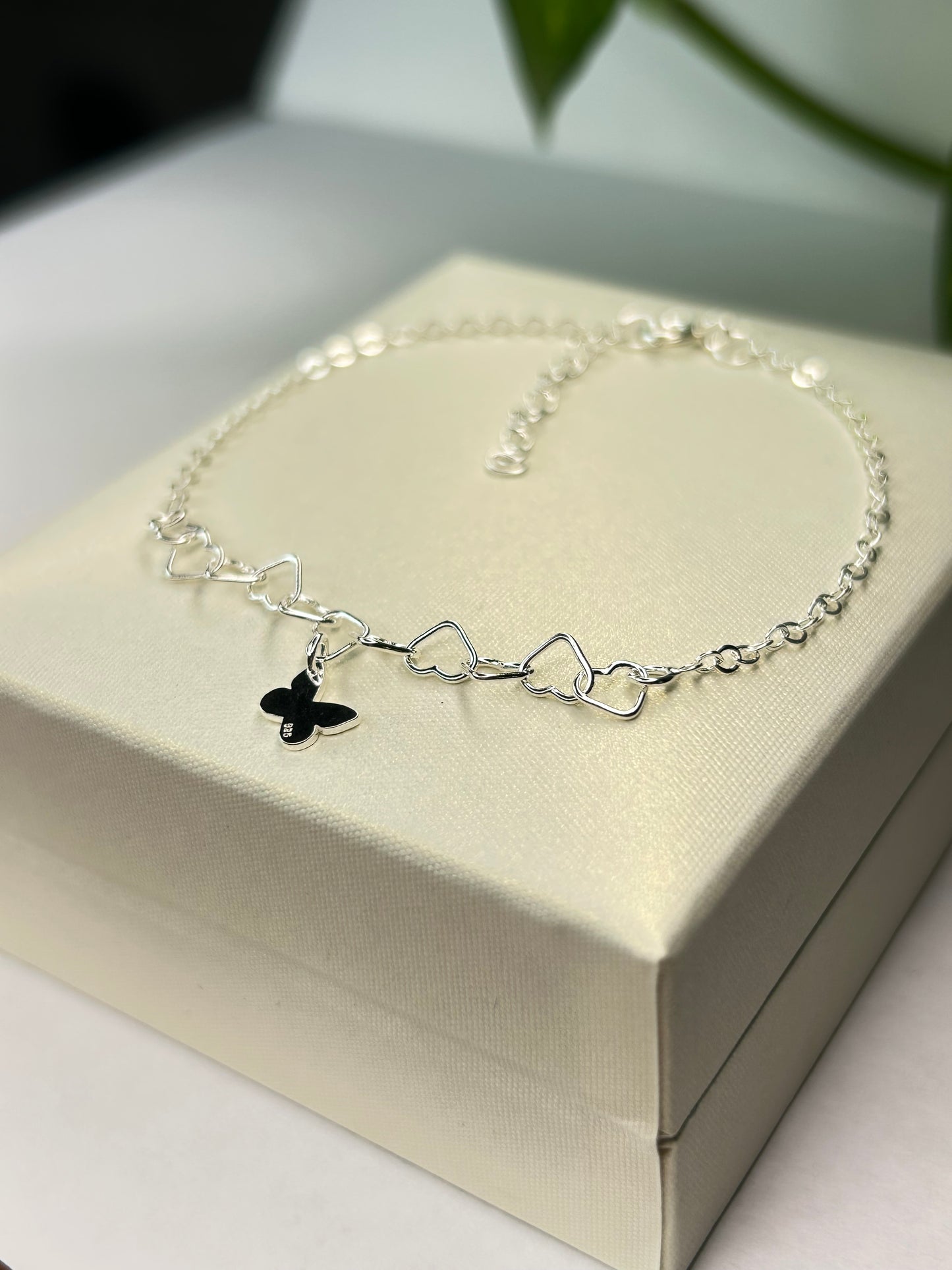 Pulsera mariposa y corazones