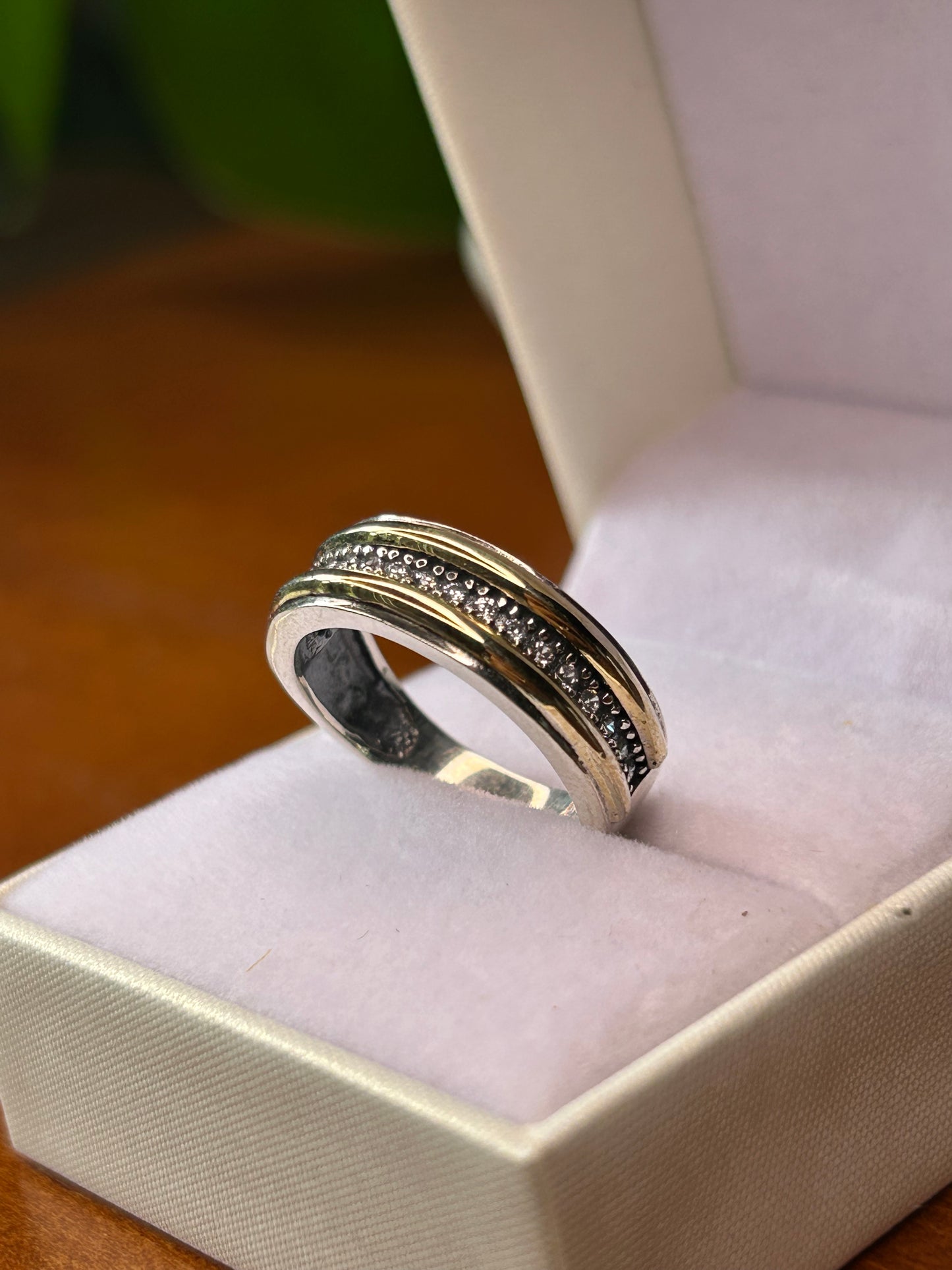 Anillo fila de circonias