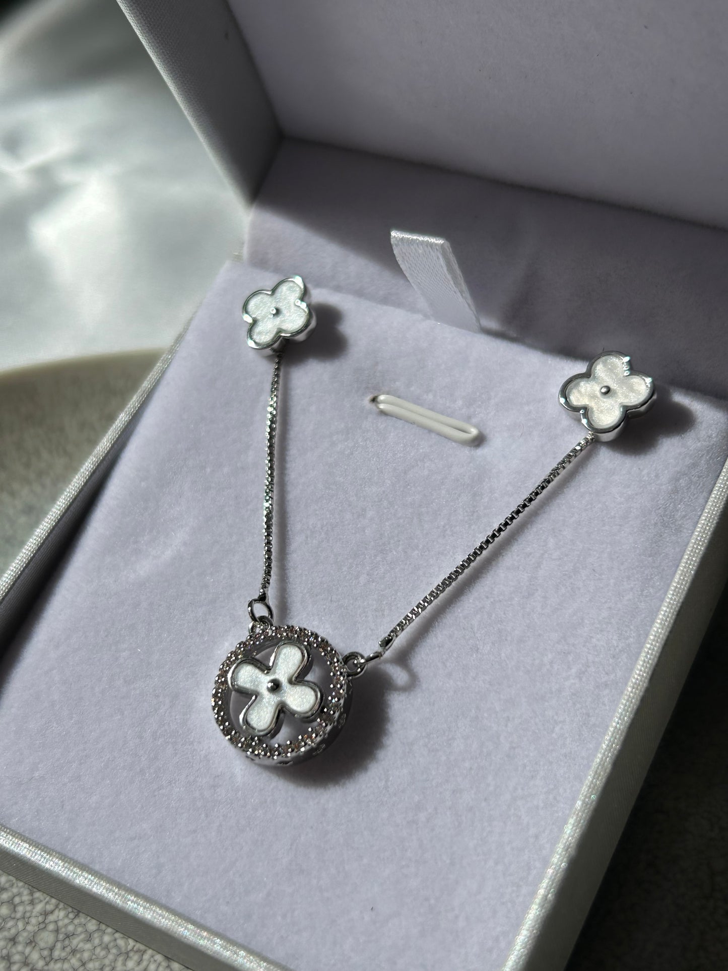 Conjunto flor estilo VC plateado