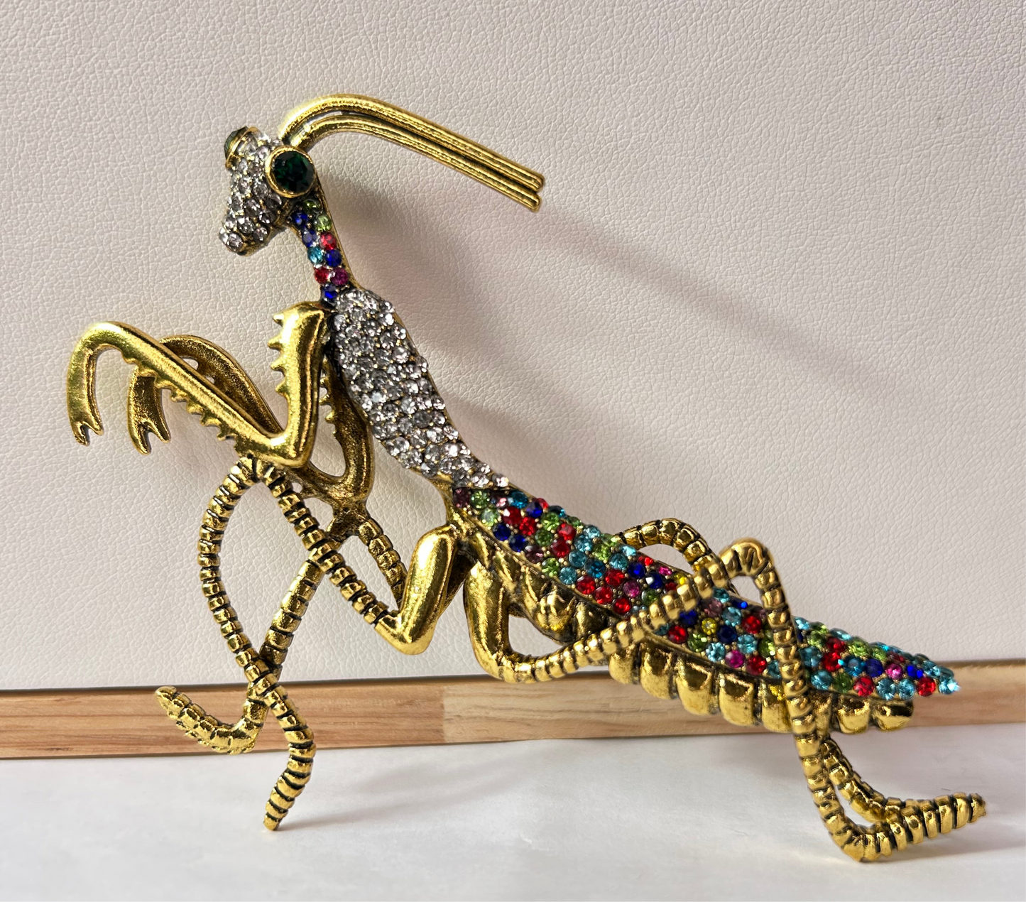 Prendedor mantis bronce