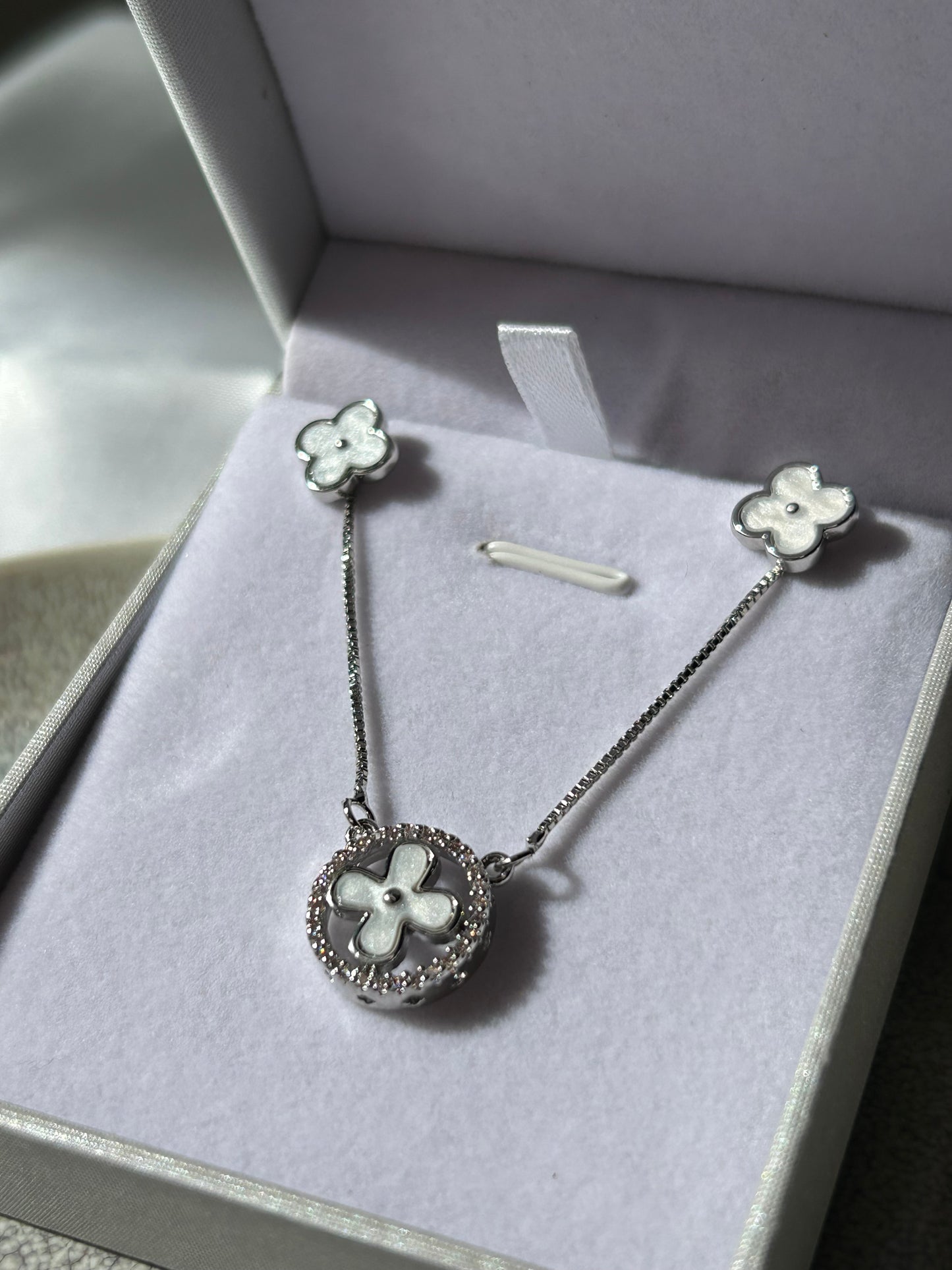 Conjunto flor estilo VC plateado