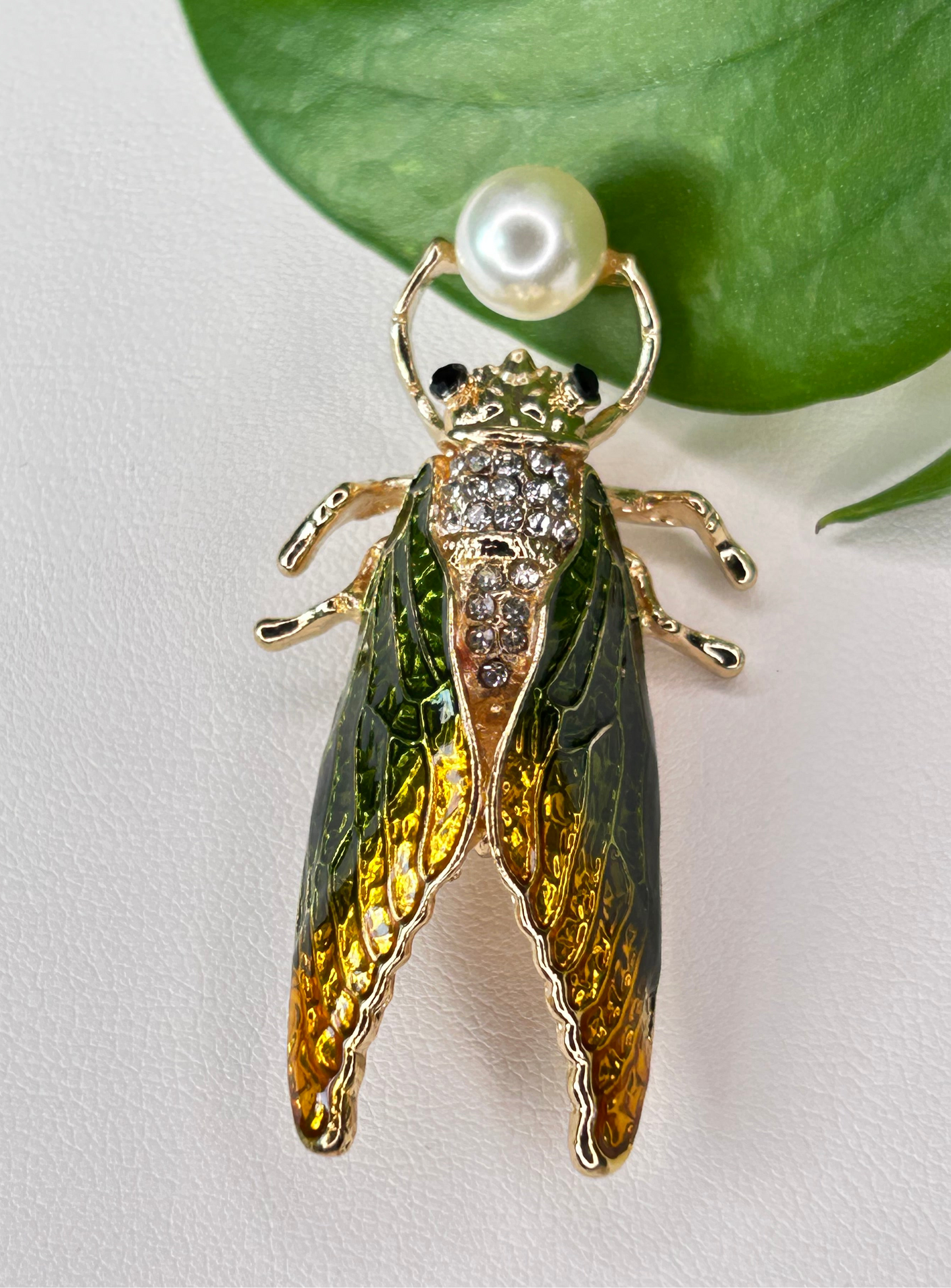 Prendedor Cigarra con Perla