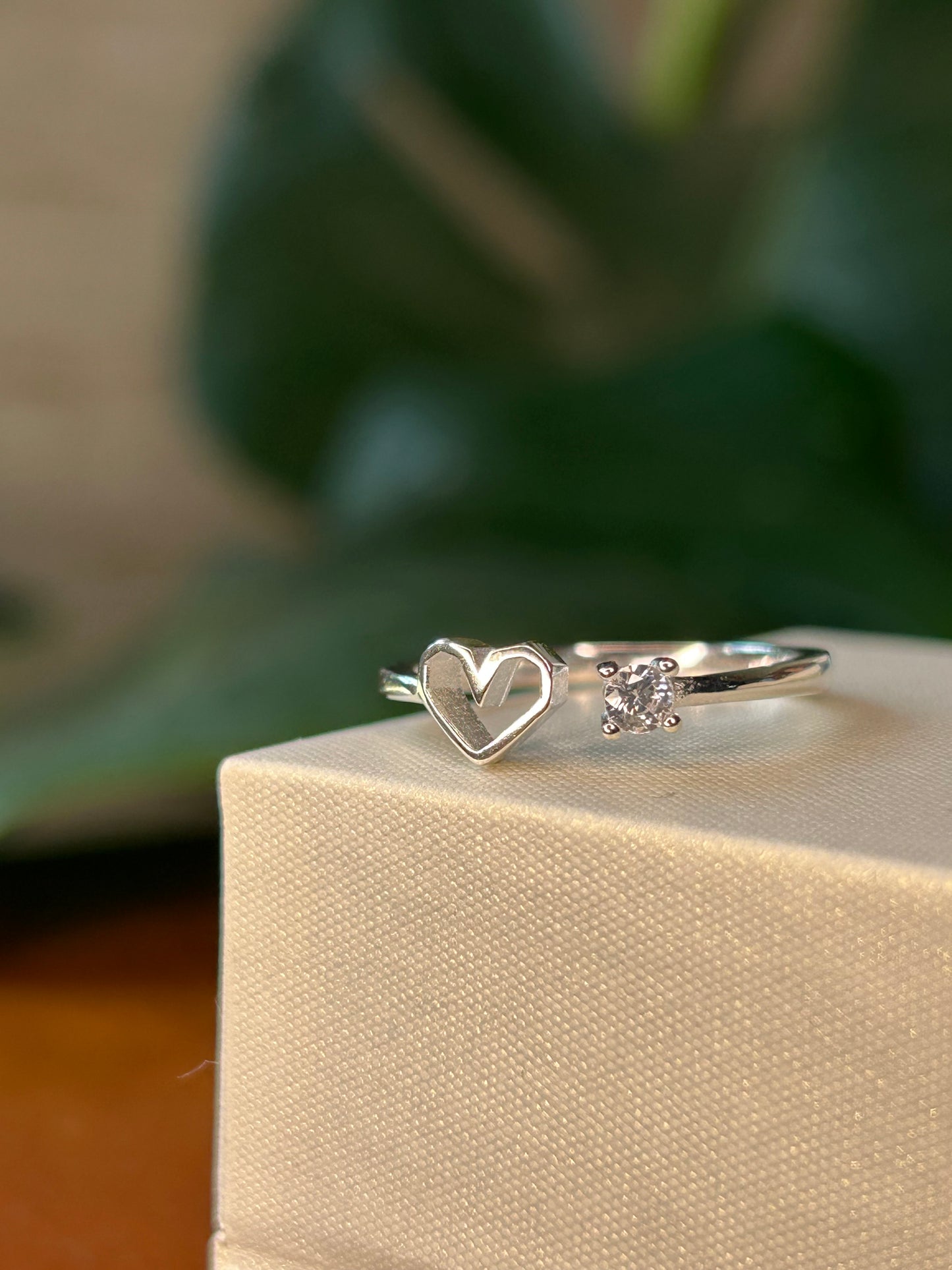 Anillo corazón y circonia
