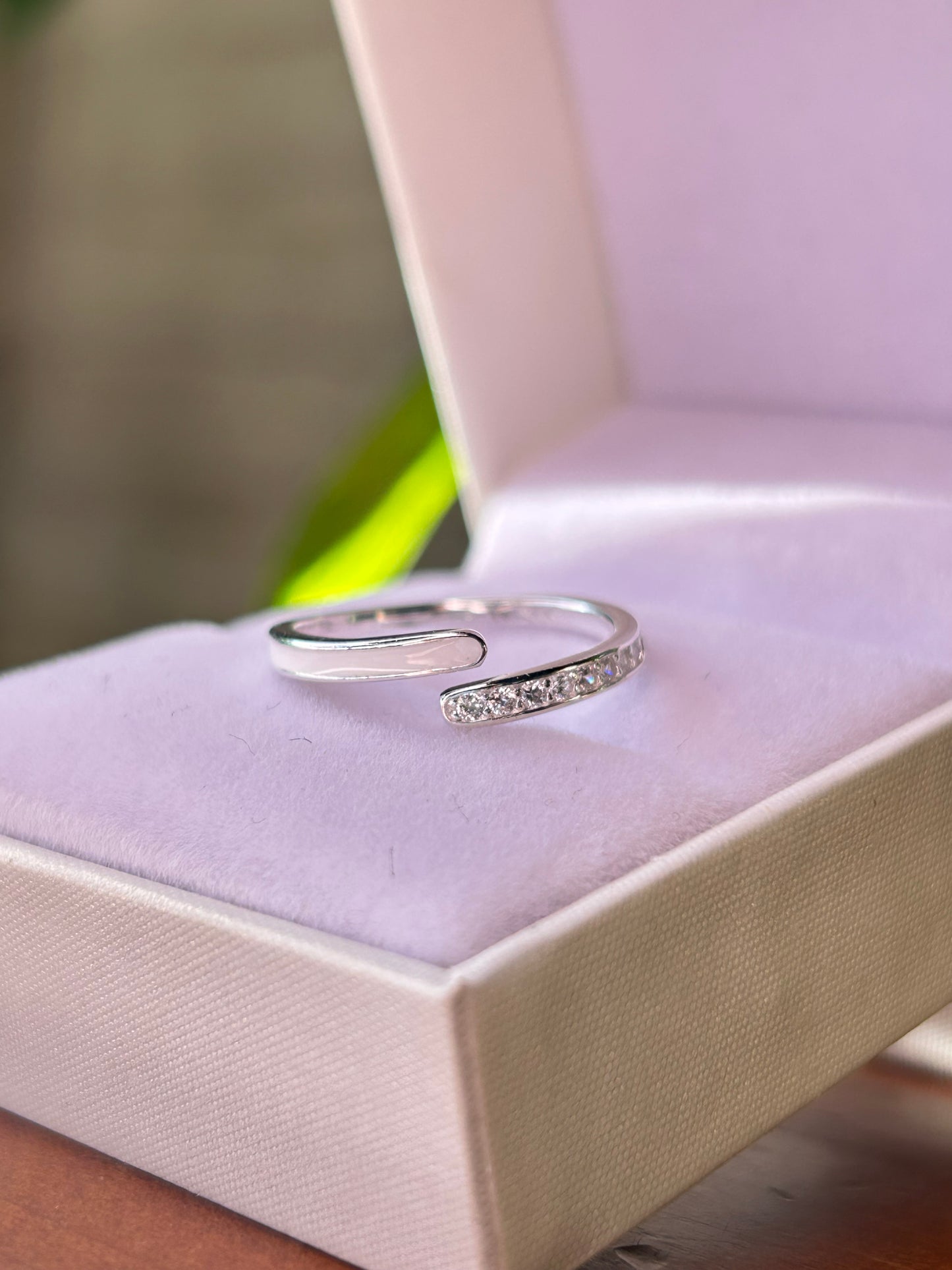 Anillo resina y circonias