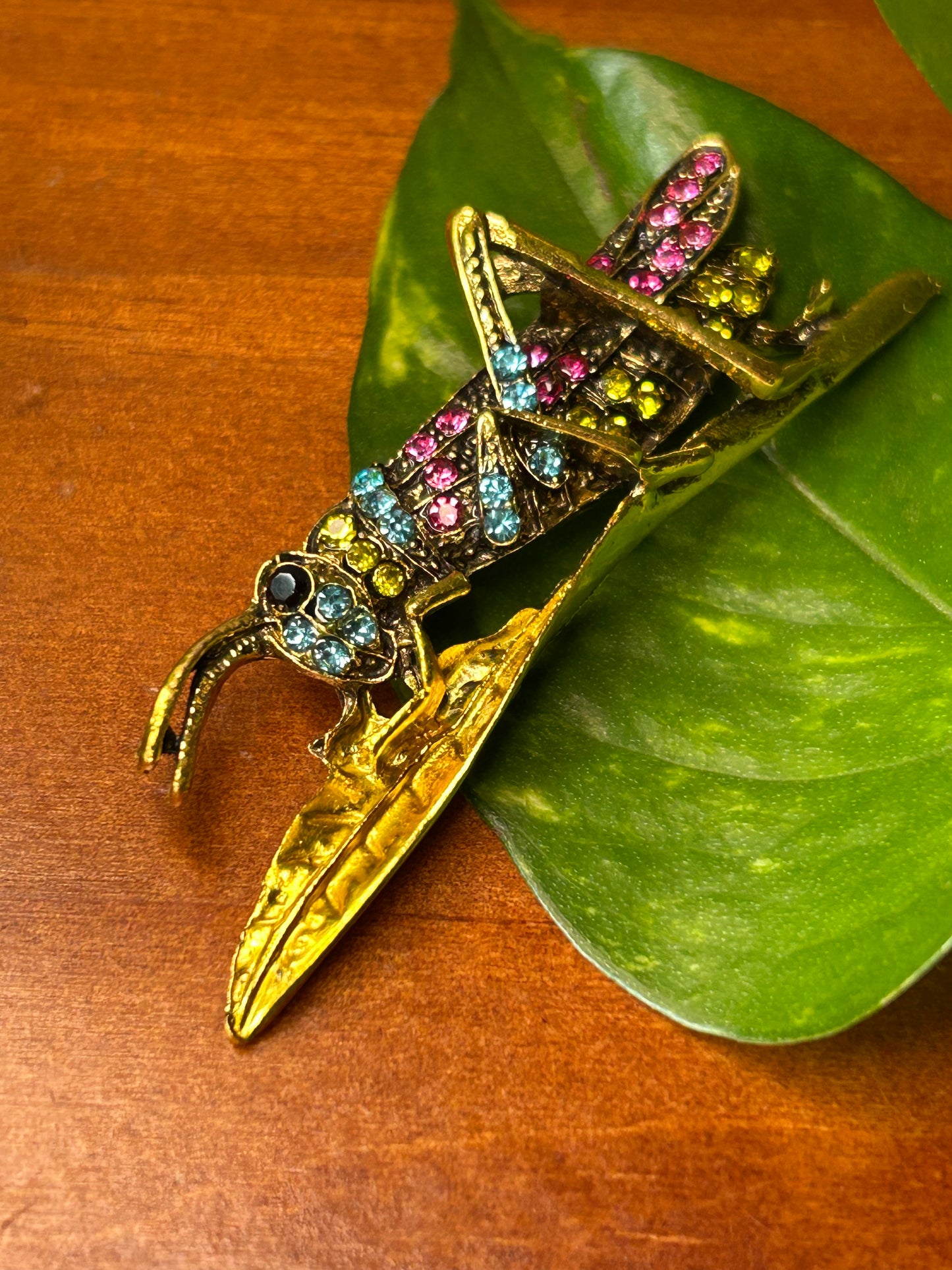 Prendedor saltamontes dorado