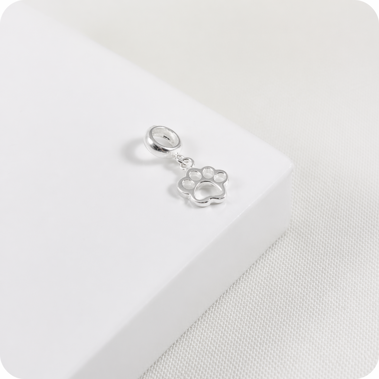 Charm Huellita Calada