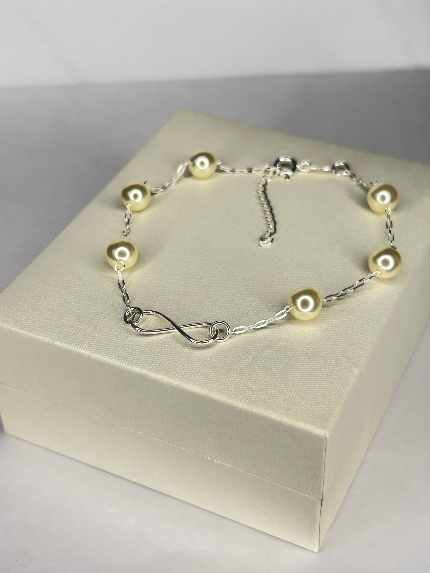 Pulsera perlas e infinito