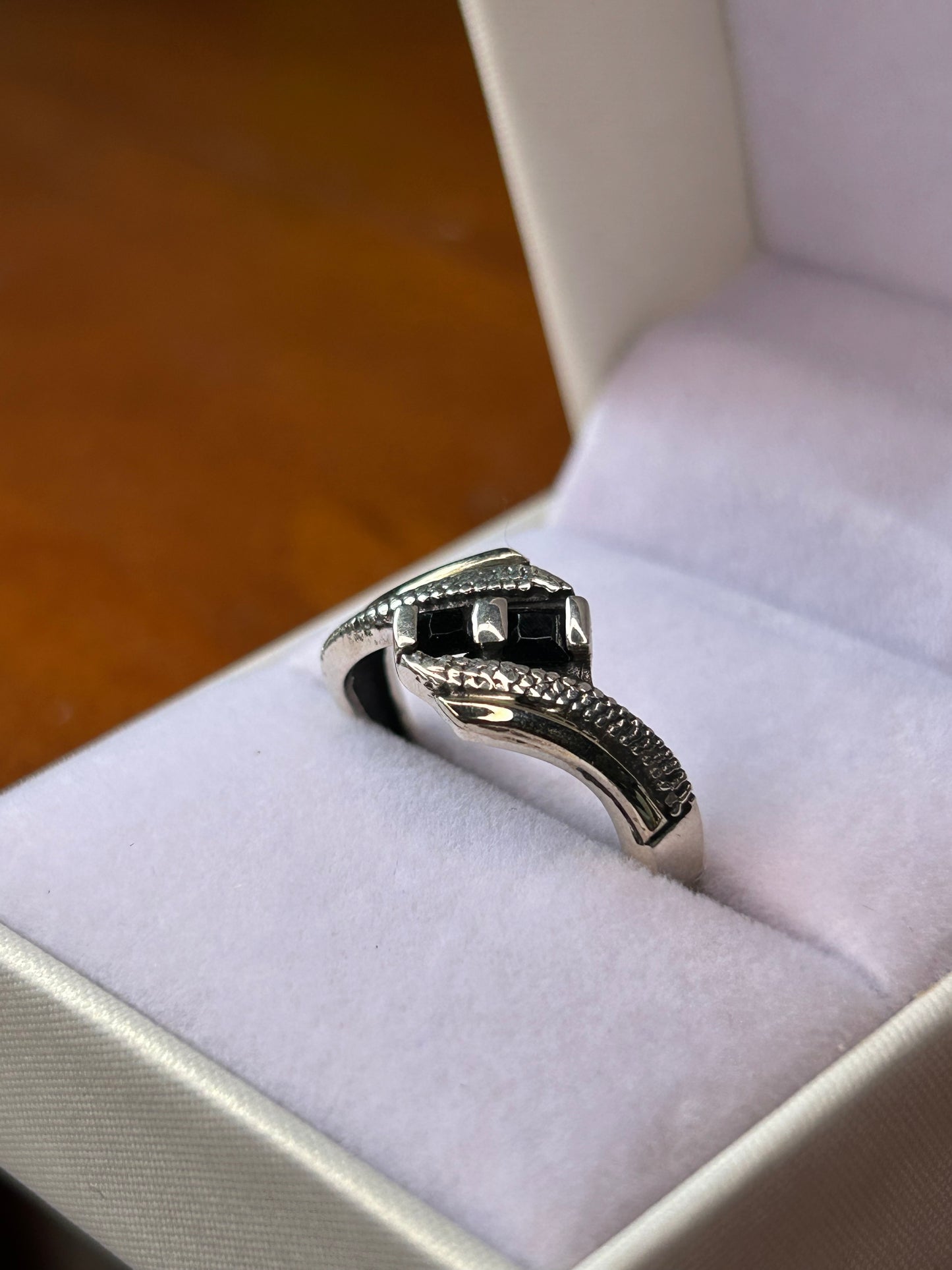 Anillo circonias negras