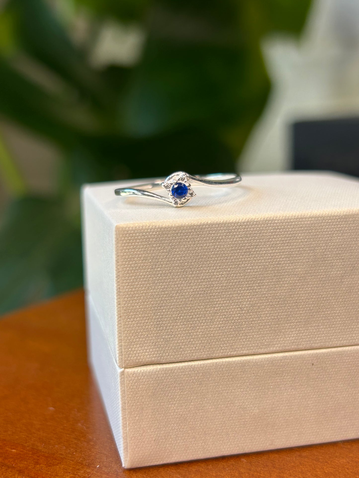 Anillo circonia azul
