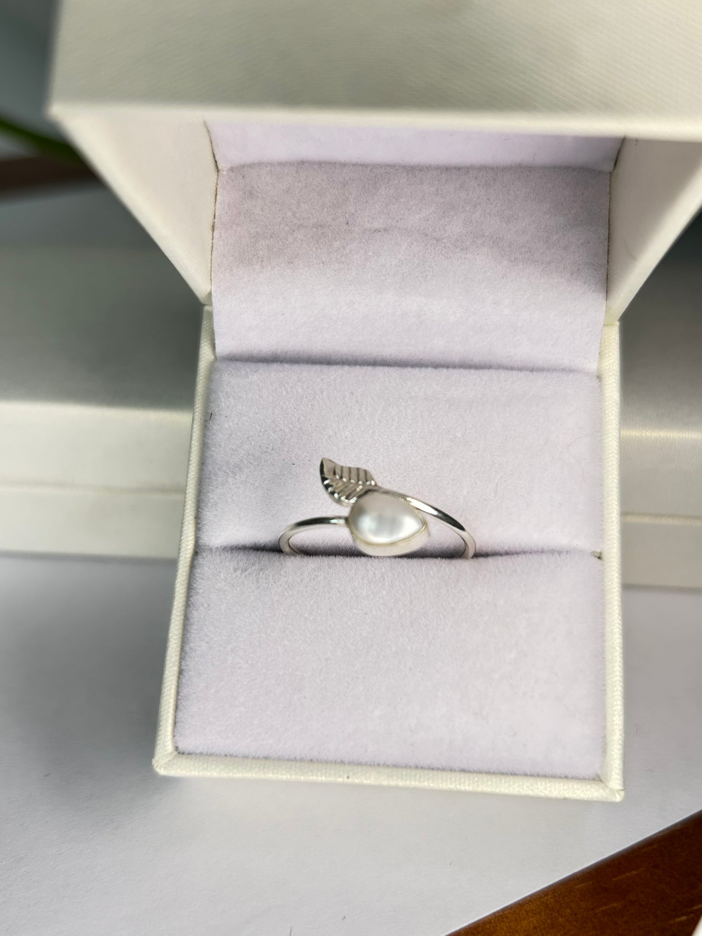Anillo hojita con madre perla