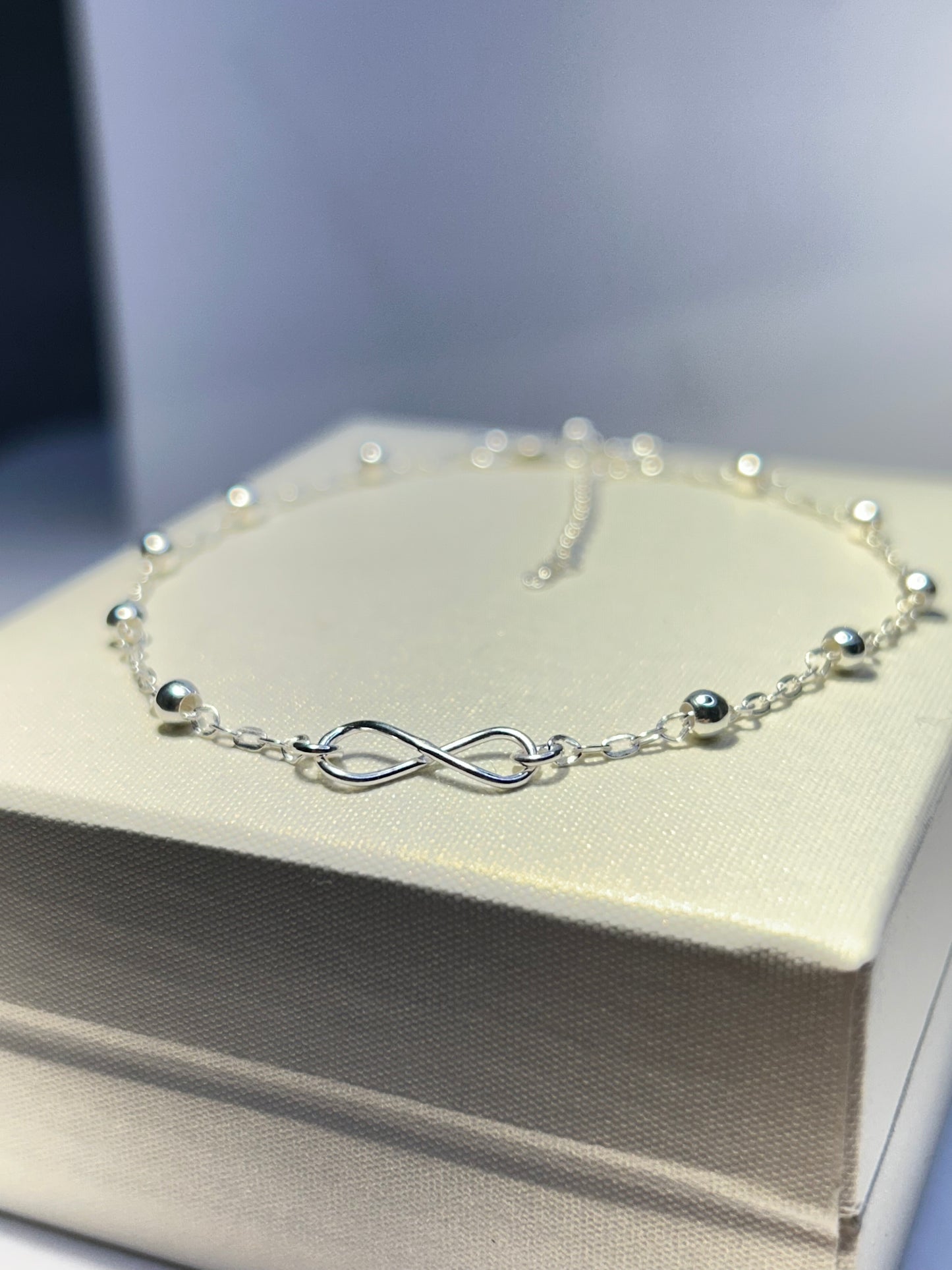 Pulsera infinito y esferas