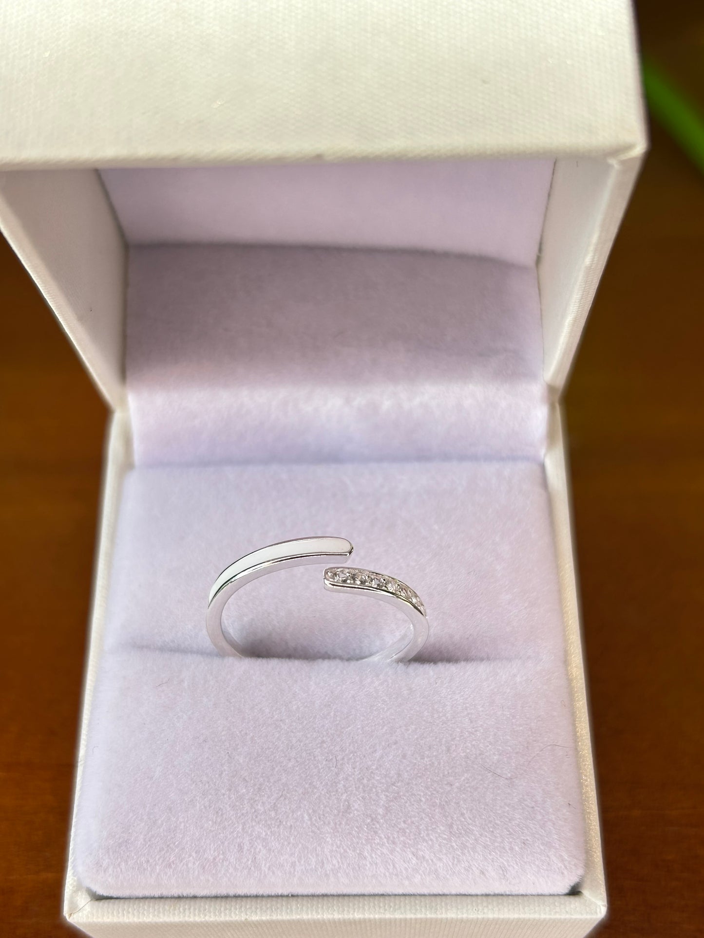 Anillo resina y circonias
