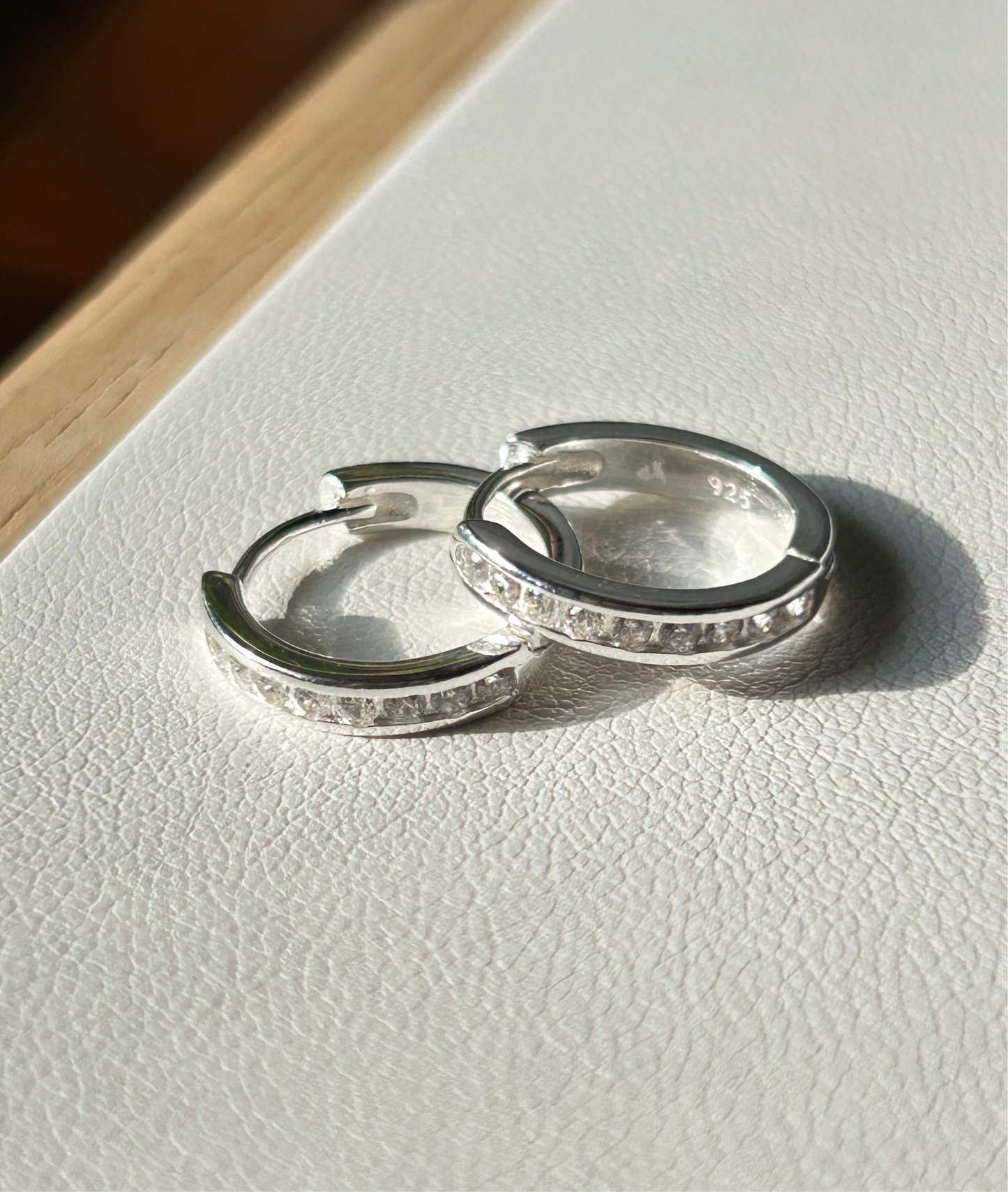 Aros Huggies con circonias simple