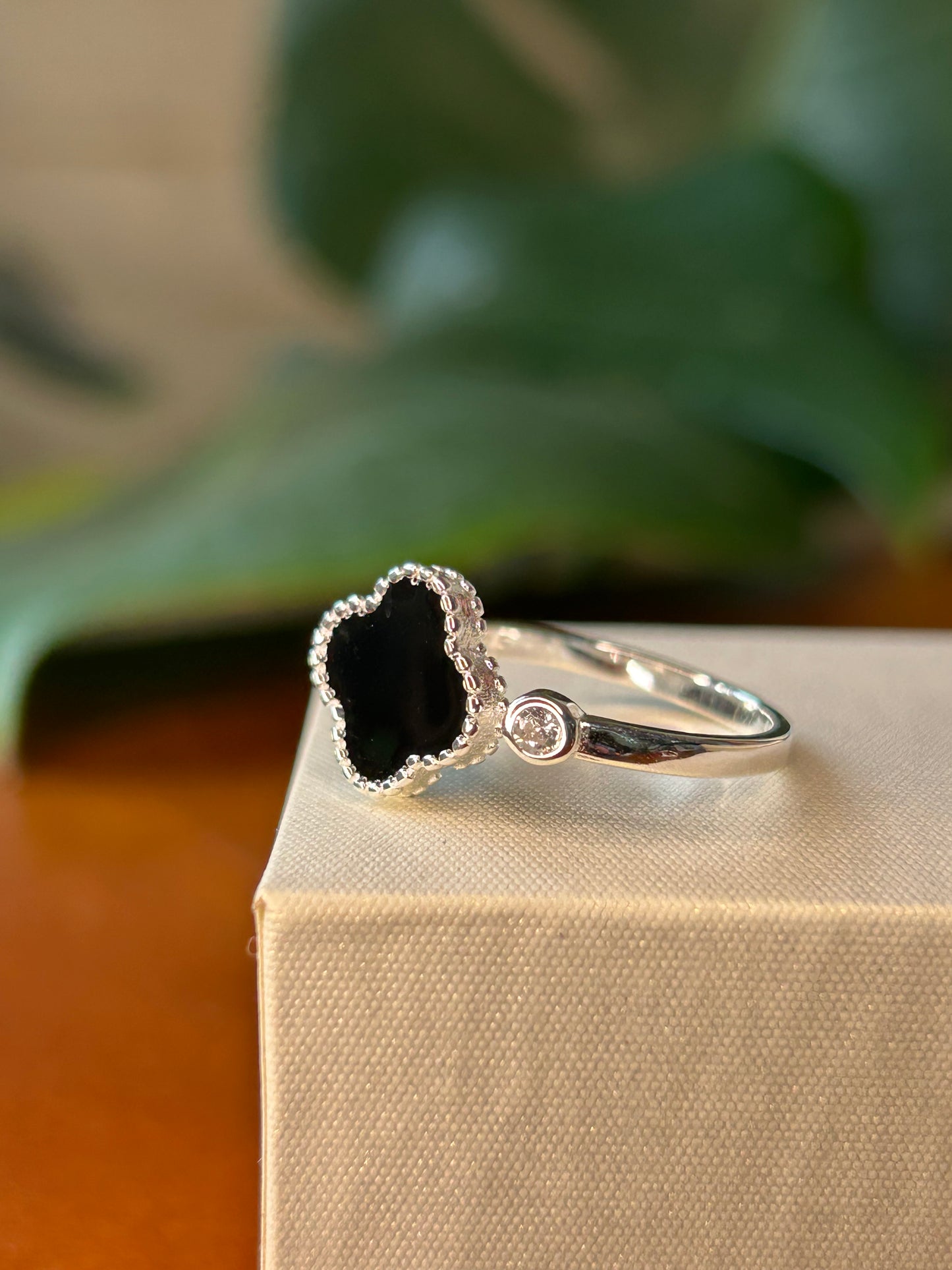 Anillo flor resina negro