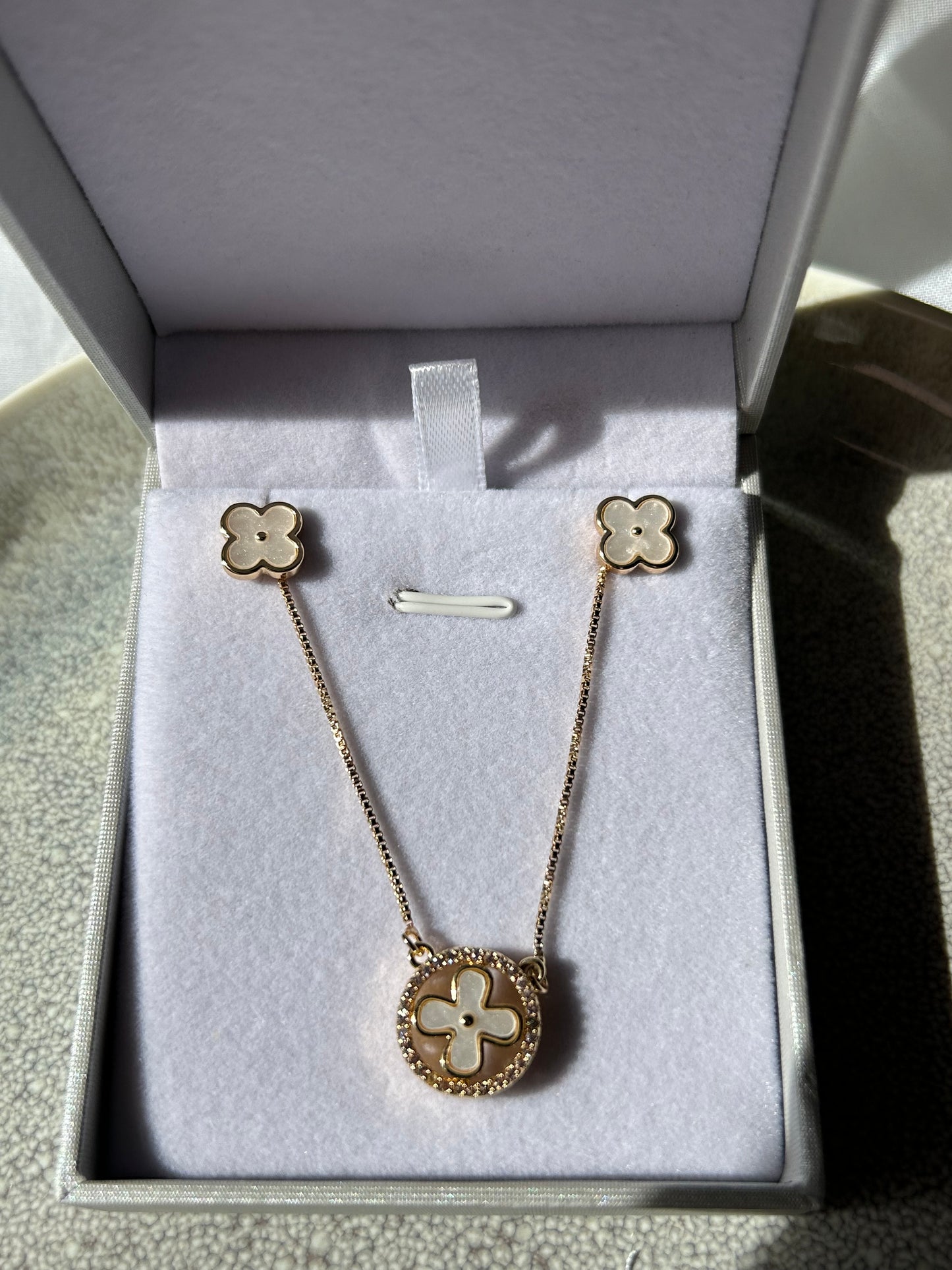 Conjunto Flor estilo VC dorado
