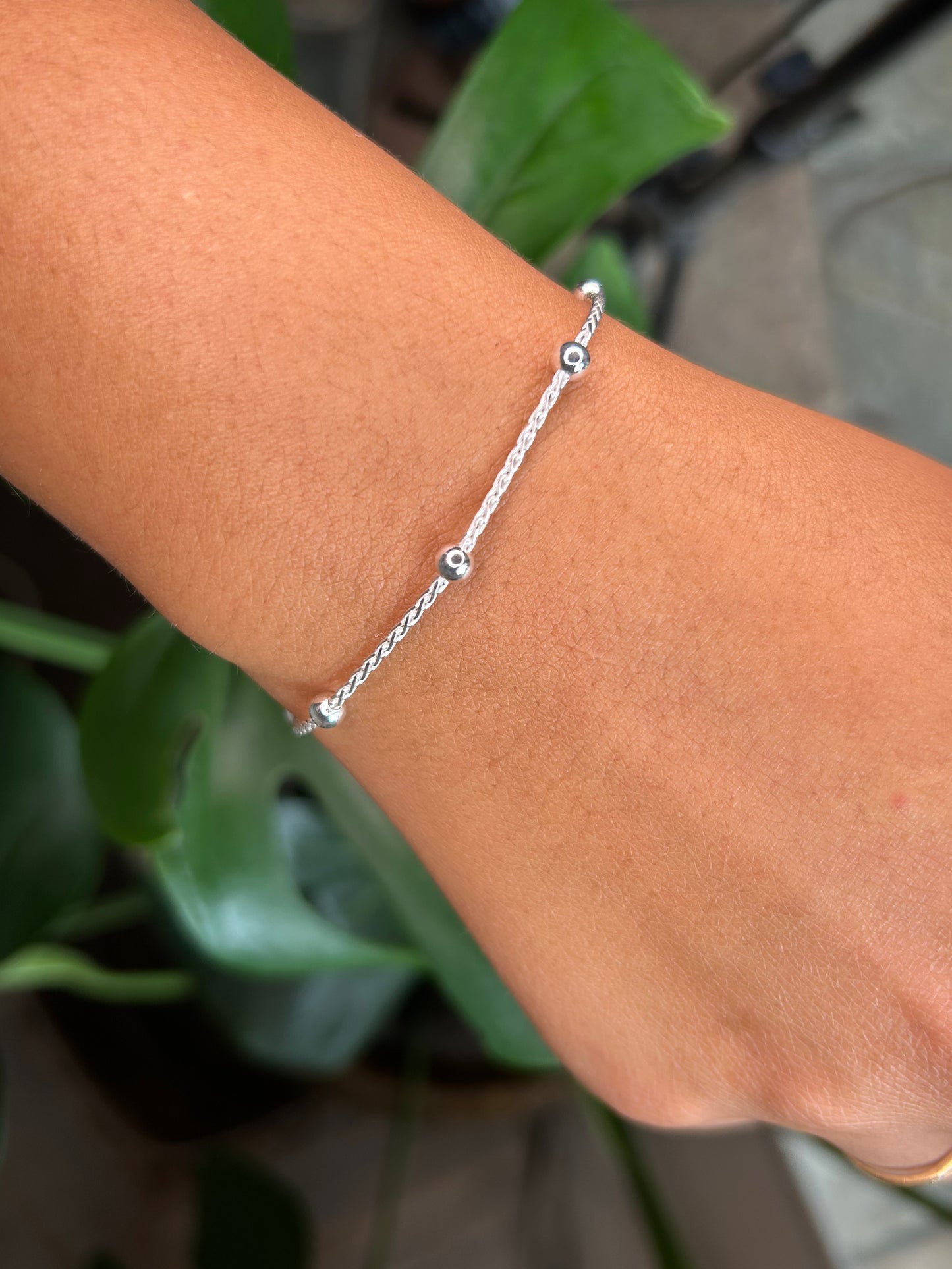 Pulsera esferas y trenzado