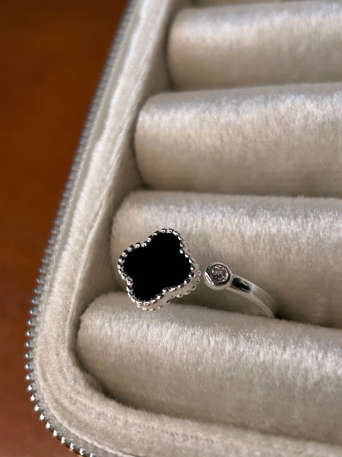 Anillo flor resina negro