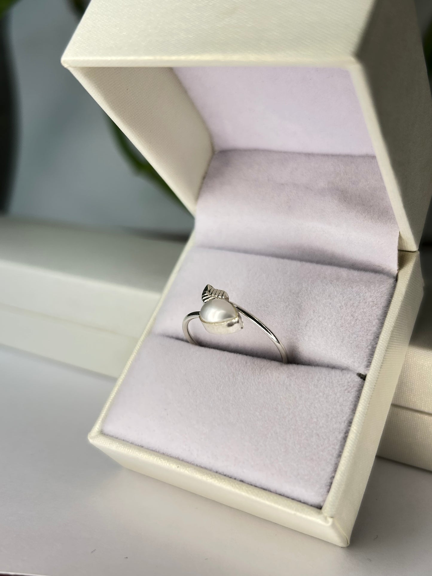 Anillo hojita con madre perla
