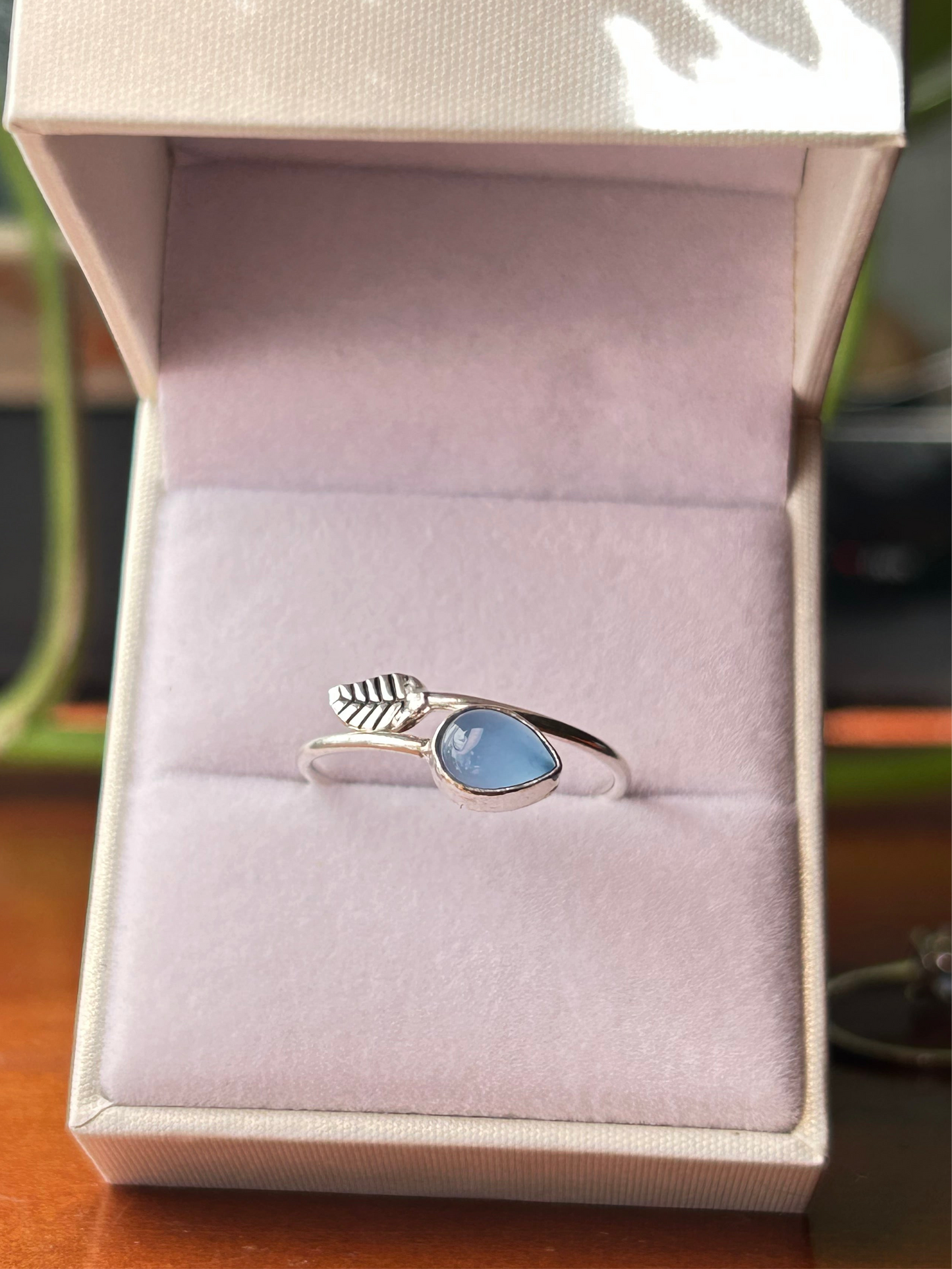 Anillo hojita semi ajustable