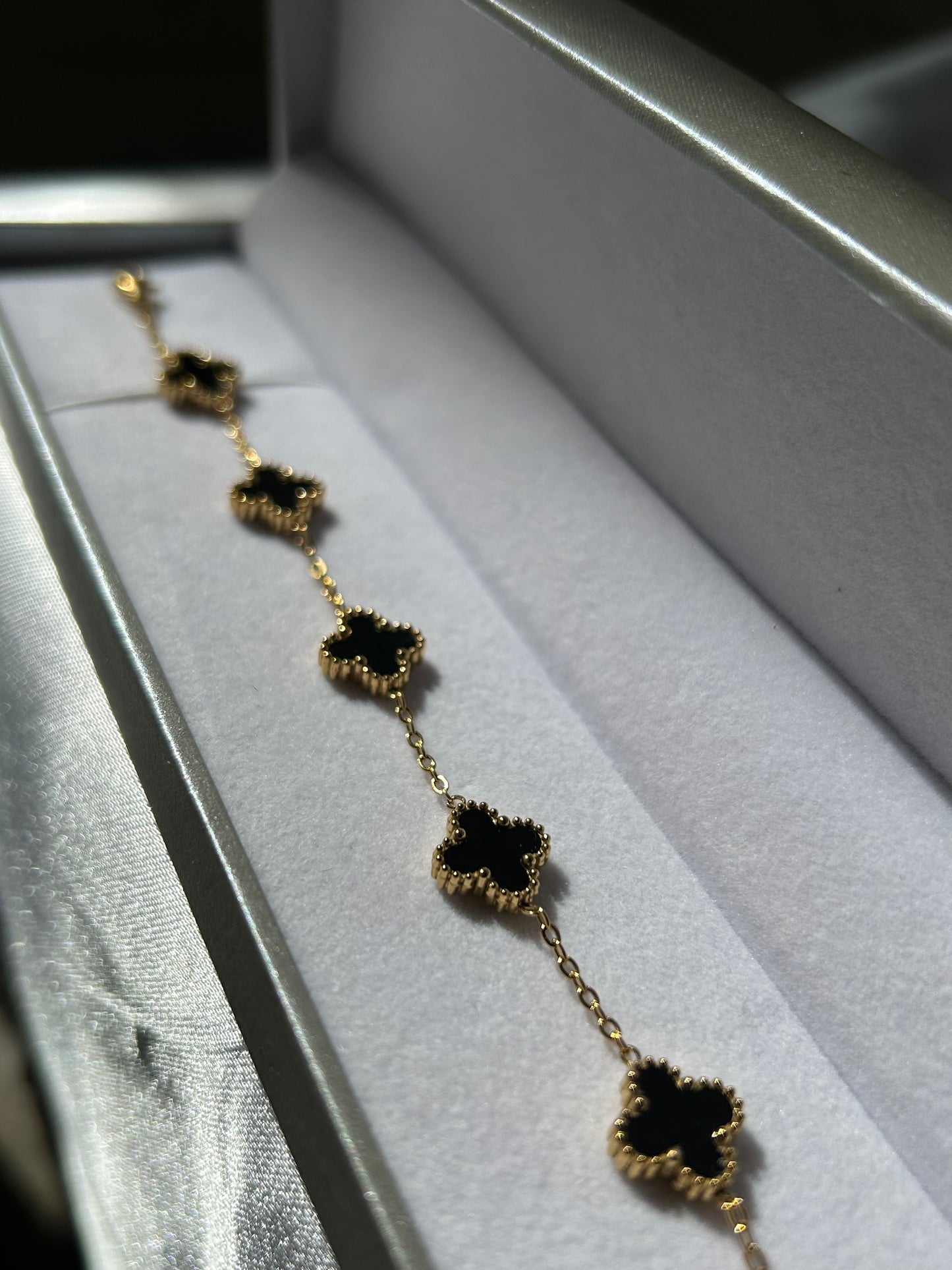 Pulsera flores negras estilo VC