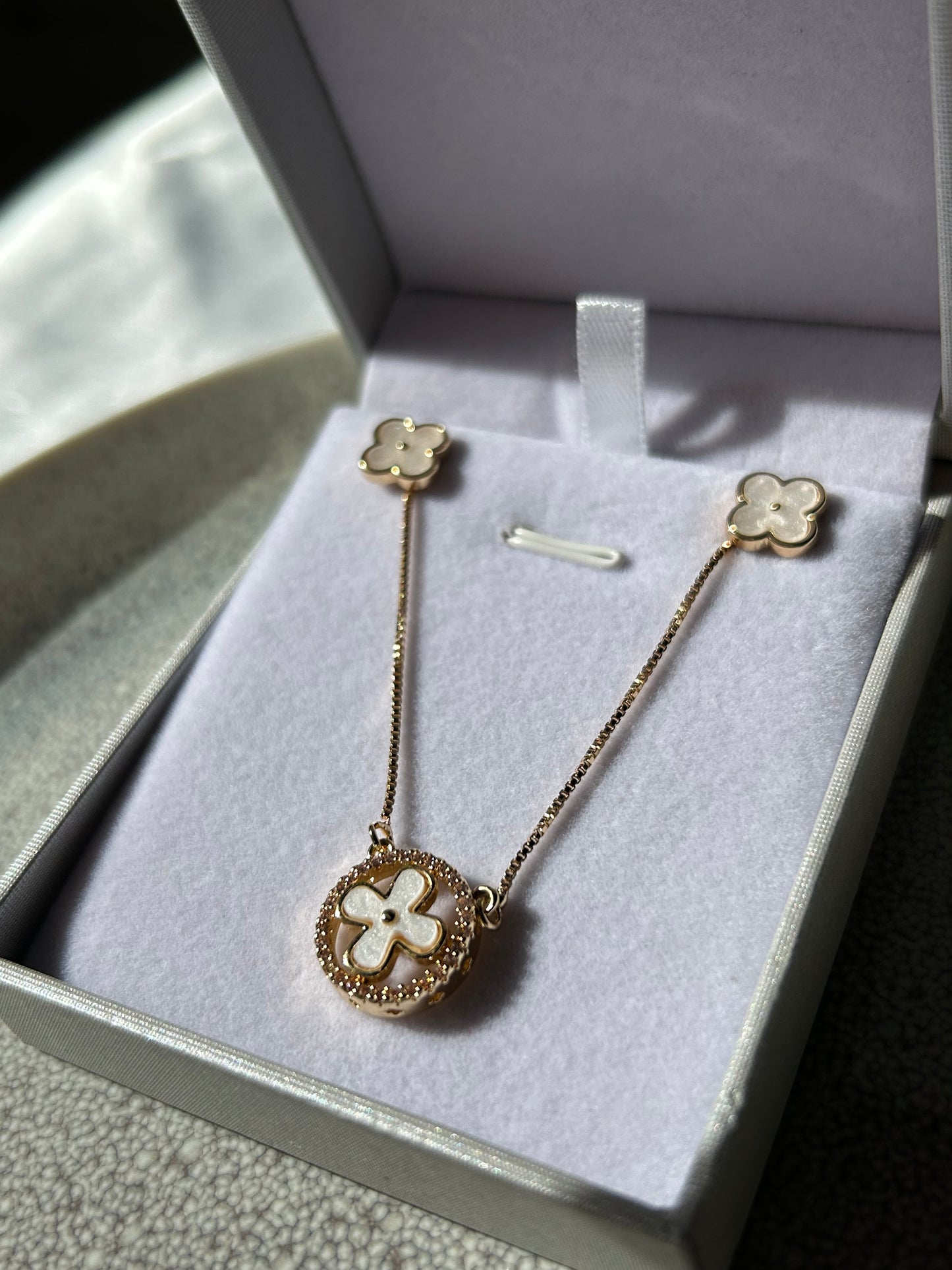 Conjunto Flor estilo VC dorado