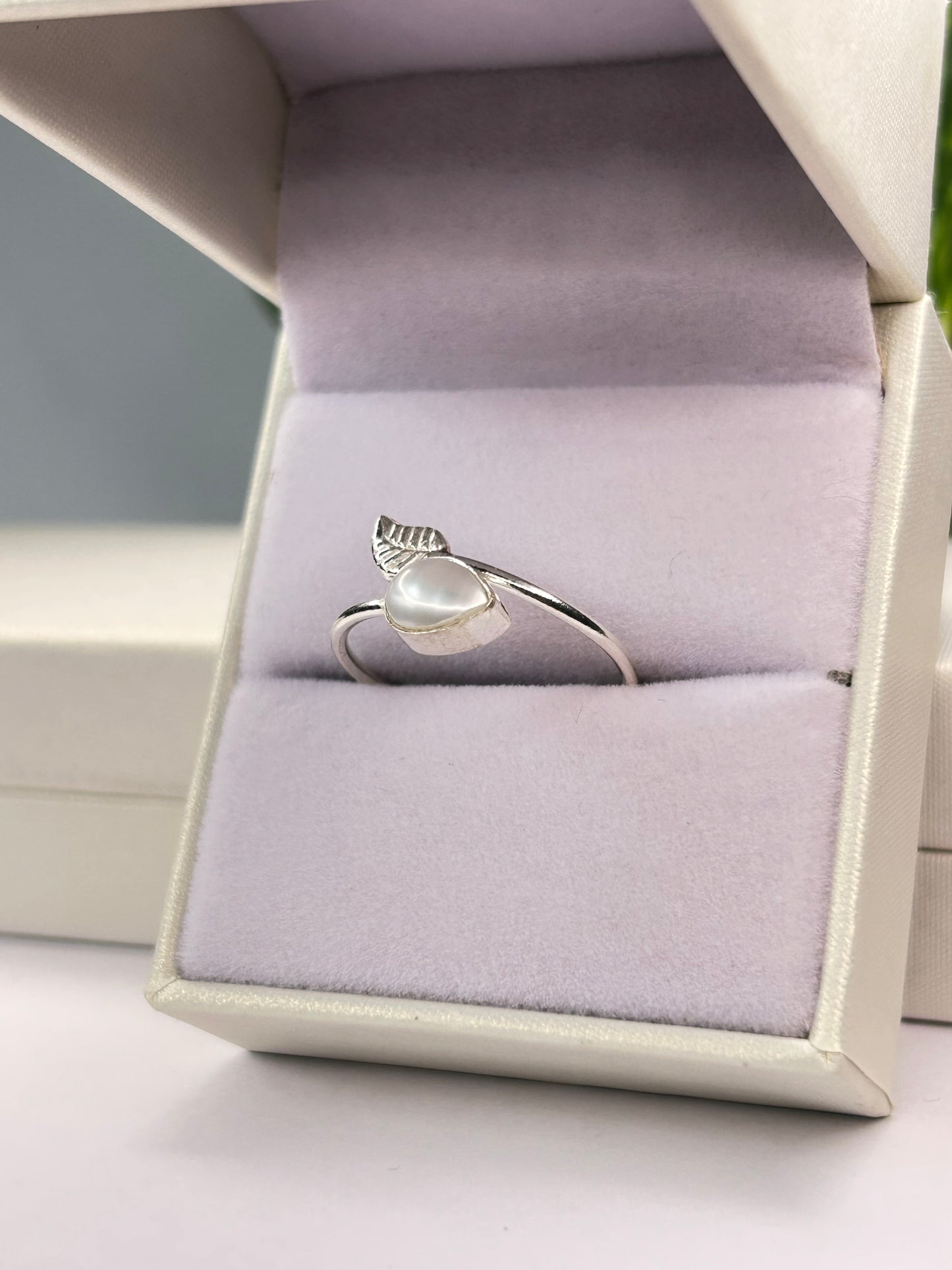 Anillo hojita con madre perla
