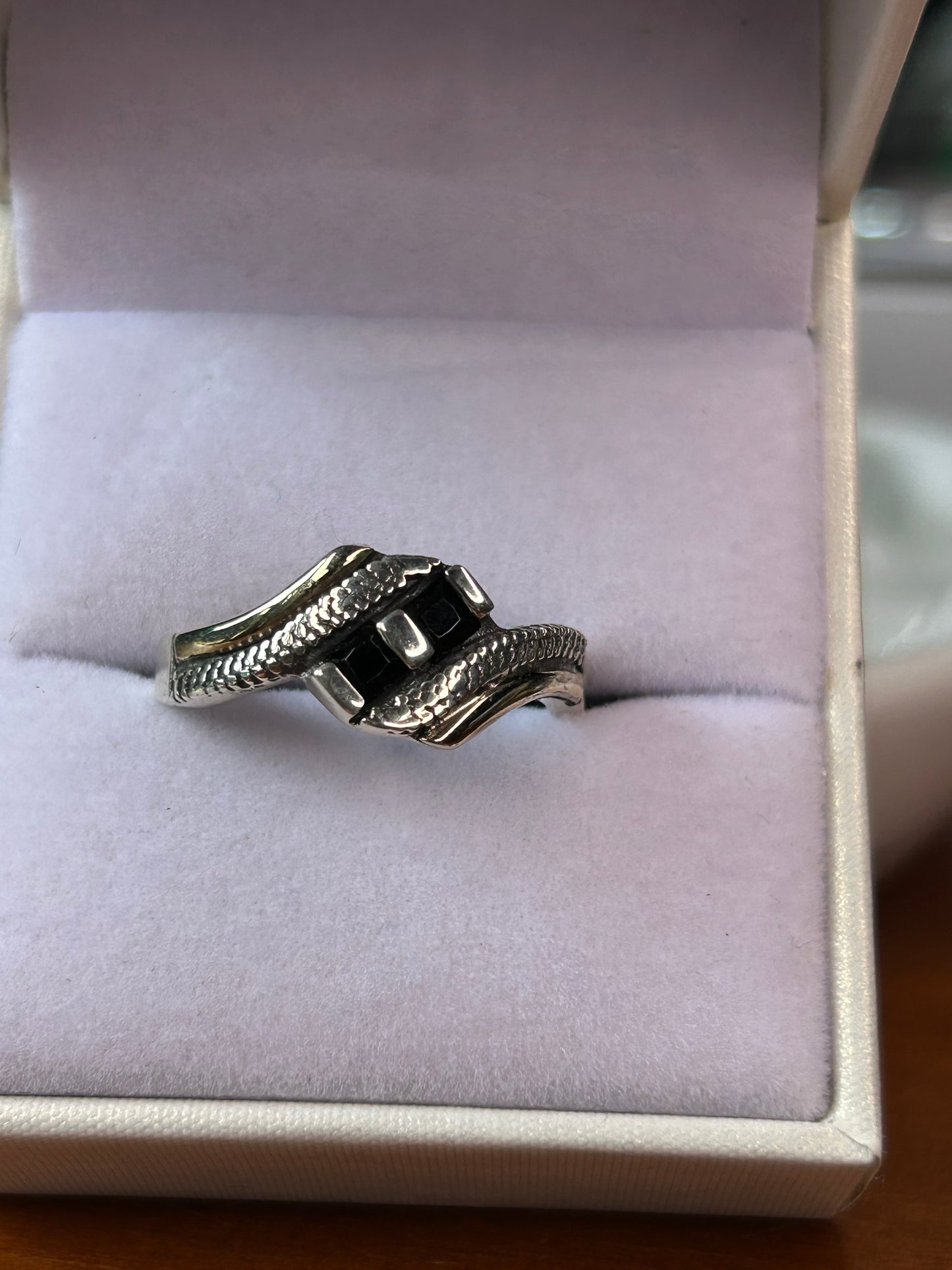 Anillo circonias negras