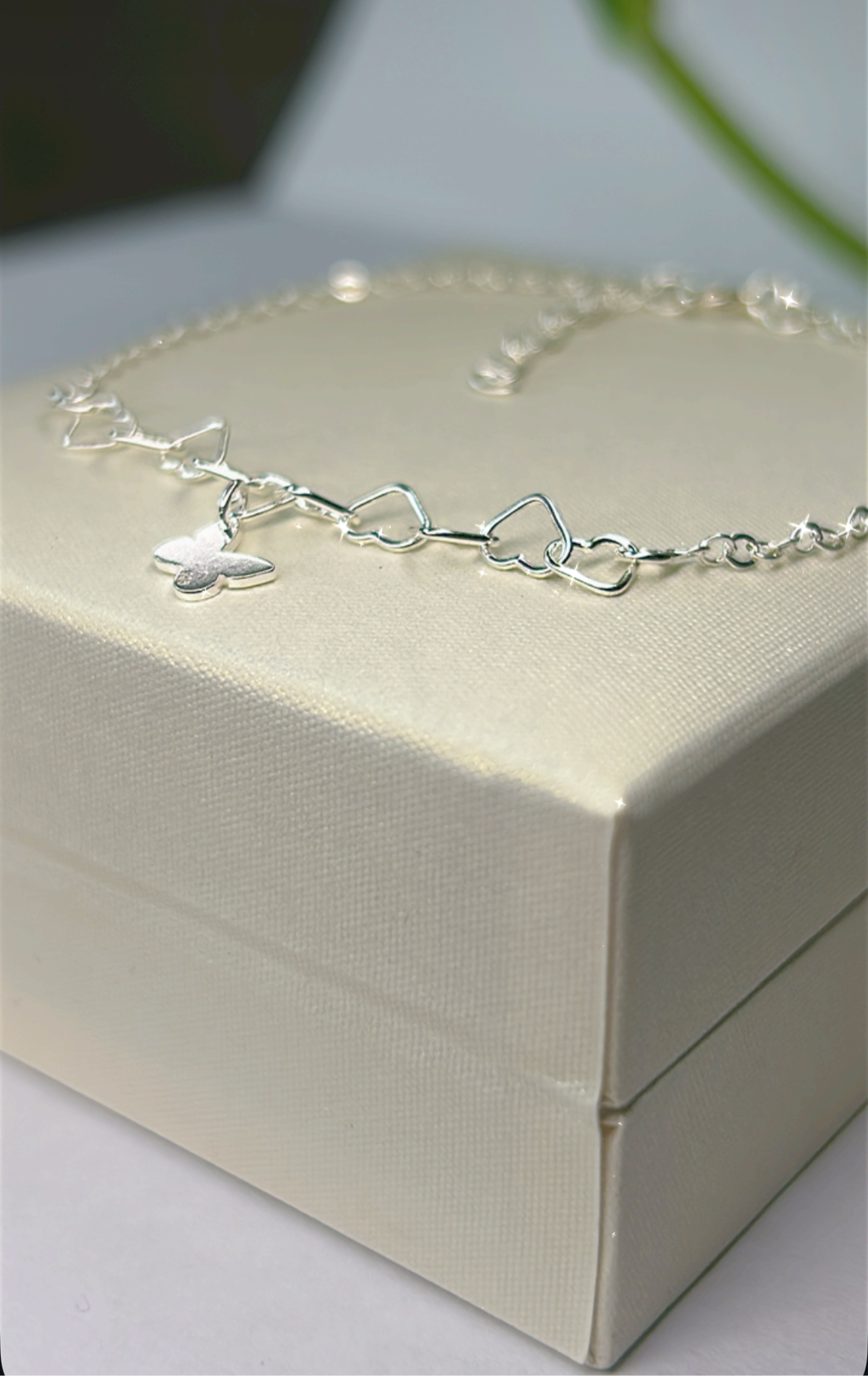 Pulsera mariposa y corazones