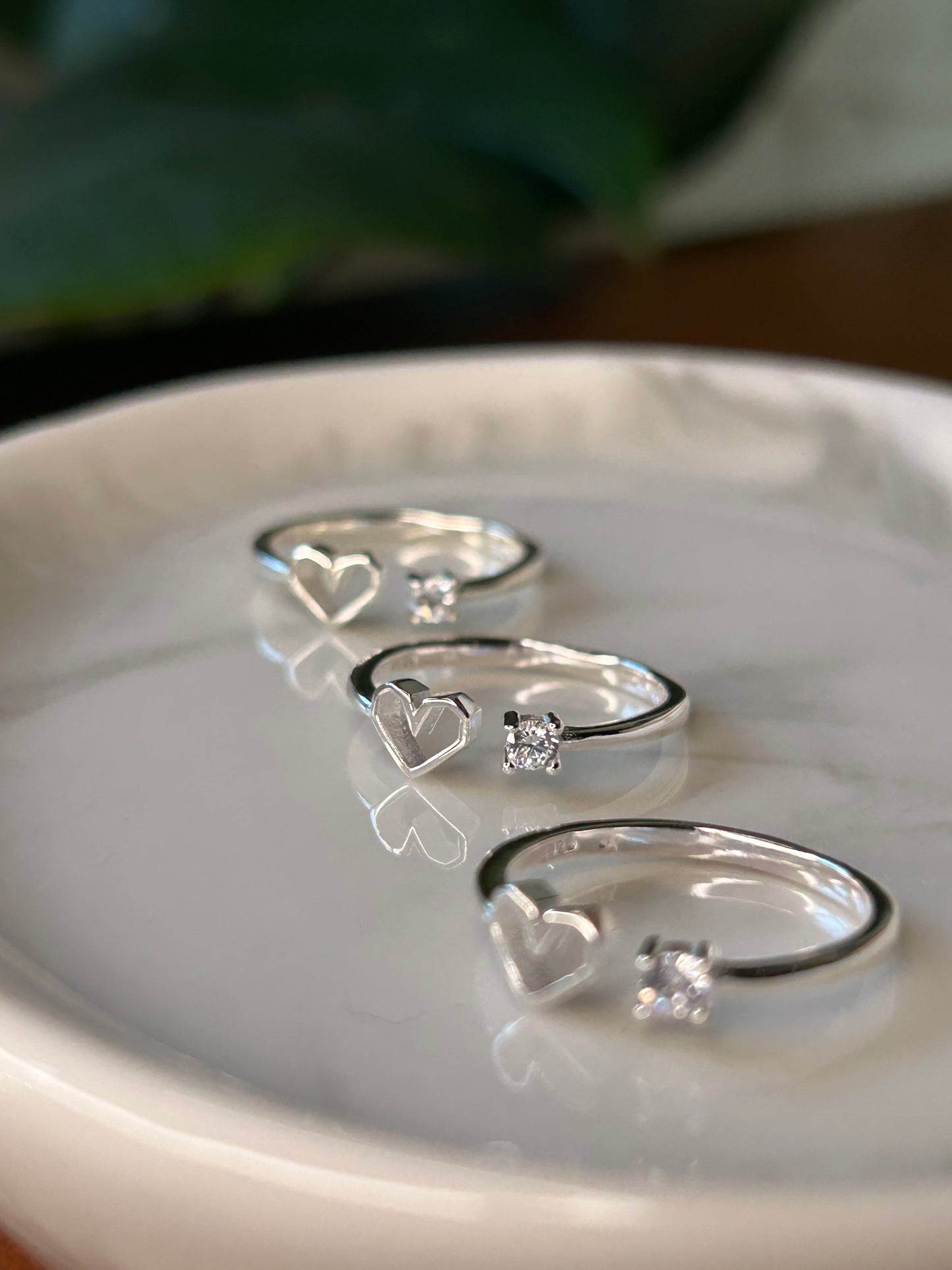 Anillo corazón y circonia