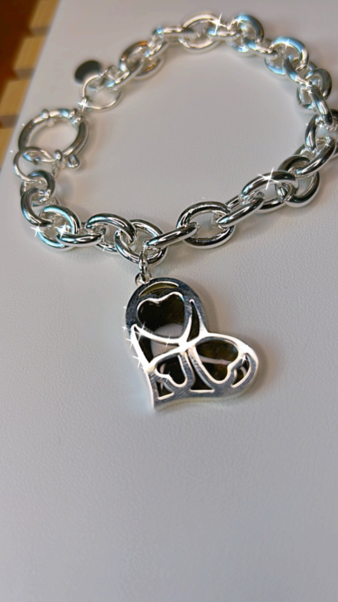 Pulsera con dije 3 corazones