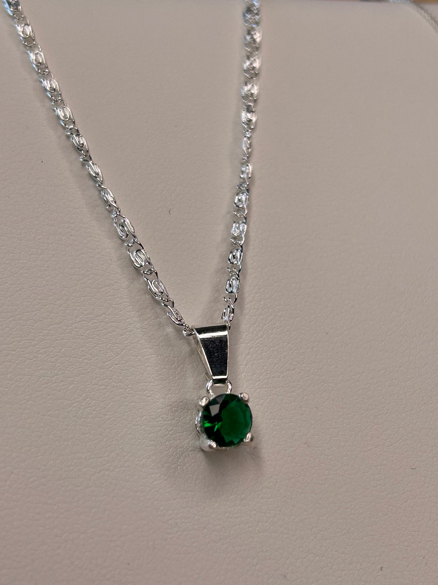 Dije piedra verde