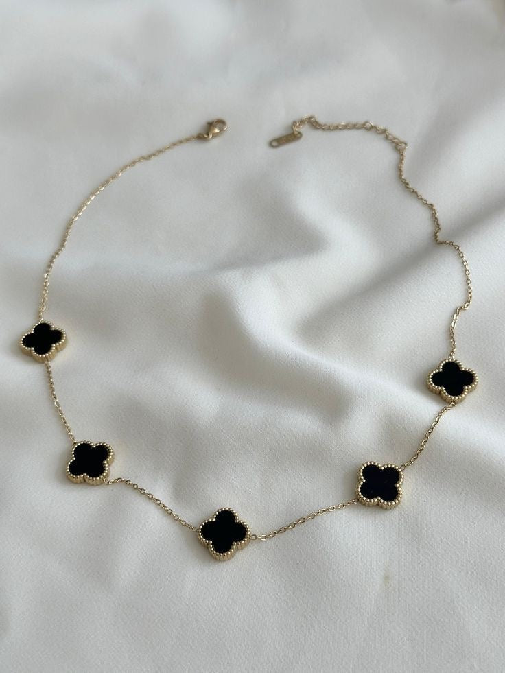 Collar flores negras VC