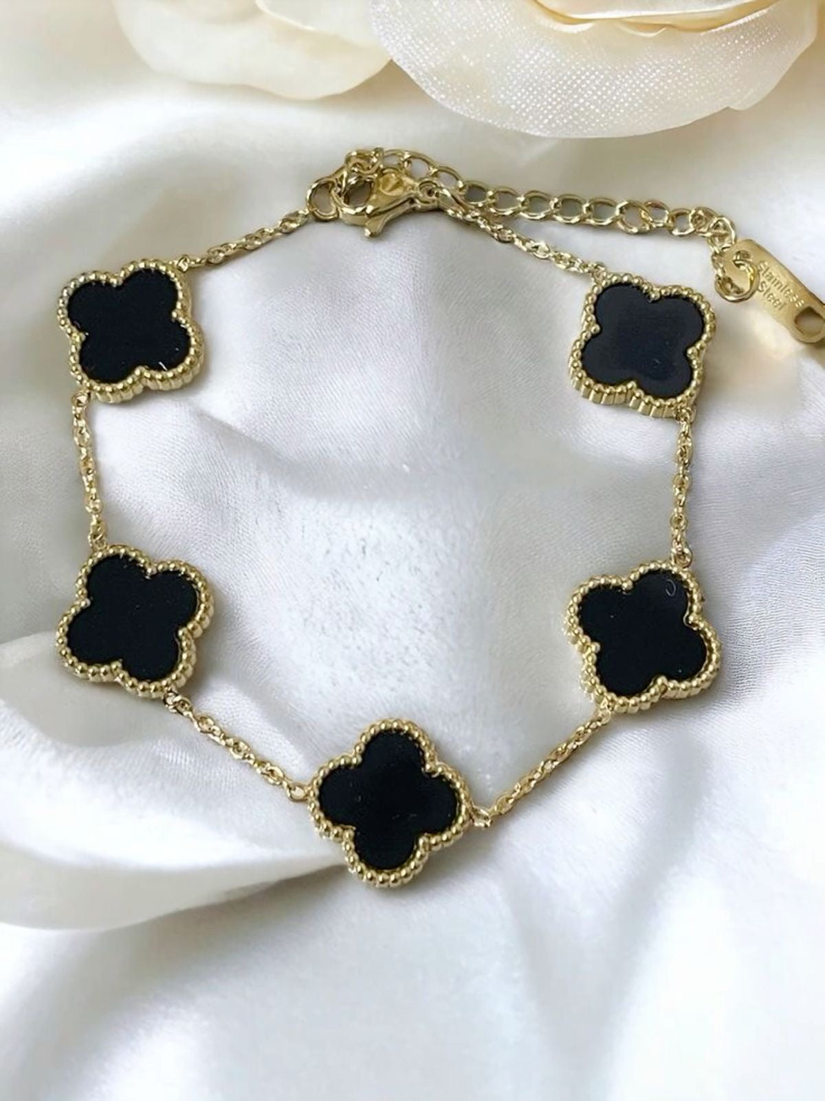Pulsera flores negras estilo VC